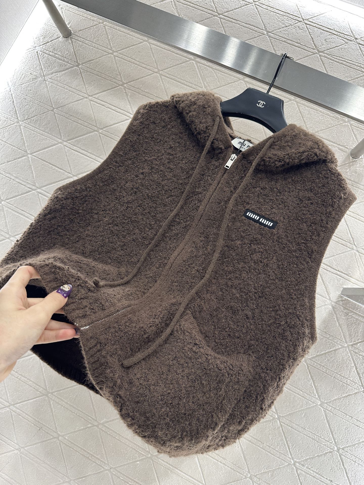 ♥Miumi♥2025新品上架 拉链针织马甲定制YB羊毛纱线织造，工艺处理，呈现出羊卷毛肌理，质感柔软舒