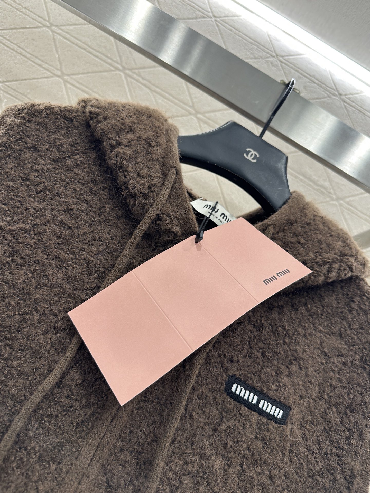 ♥Miumi♥2025新品上架 拉链针织马甲定制YB羊毛纱线织造，工艺处理，呈现出羊卷毛肌理，质感柔软舒