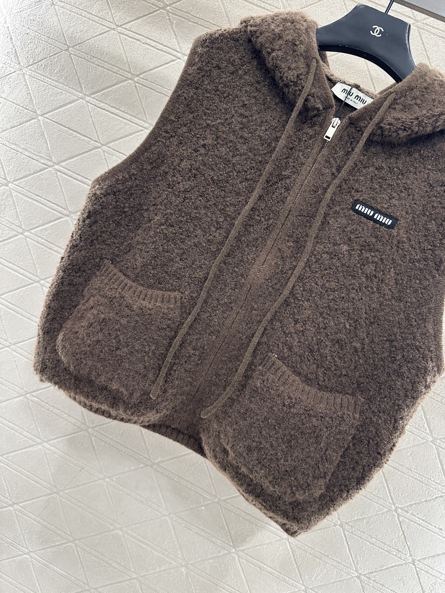 ♥Miumi♥2025新品上架 拉链针织马甲定制YB羊毛纱线织造，工艺处理，呈现出羊卷毛肌理，质感柔软舒