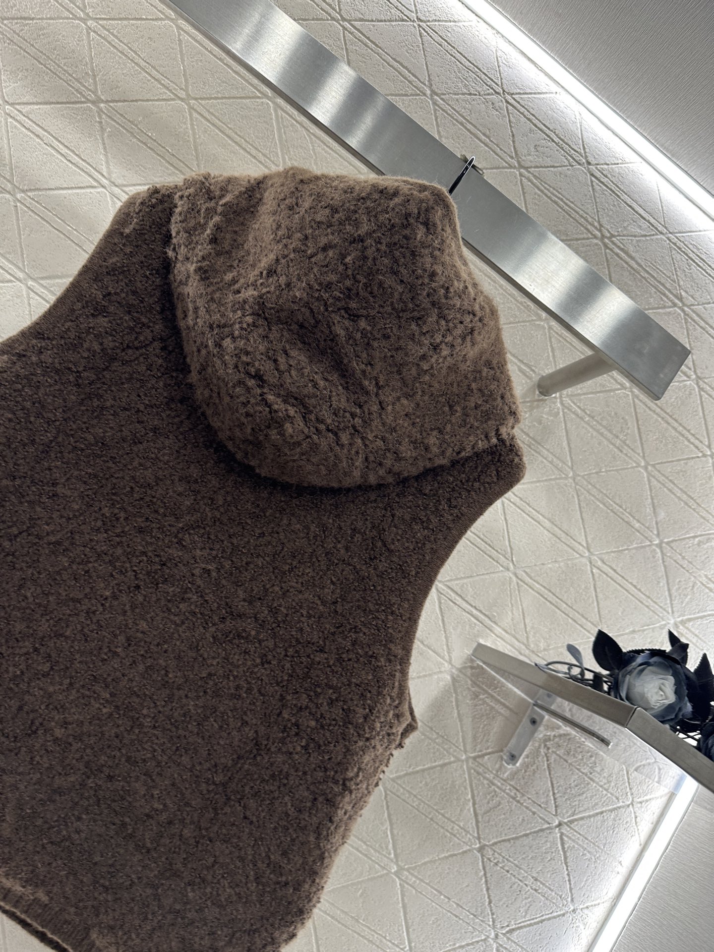 ♥Miumi♥2025新品上架 拉链针织马甲定制YB羊毛纱线织造，工艺处理，呈现出羊卷毛肌理，质感柔软舒