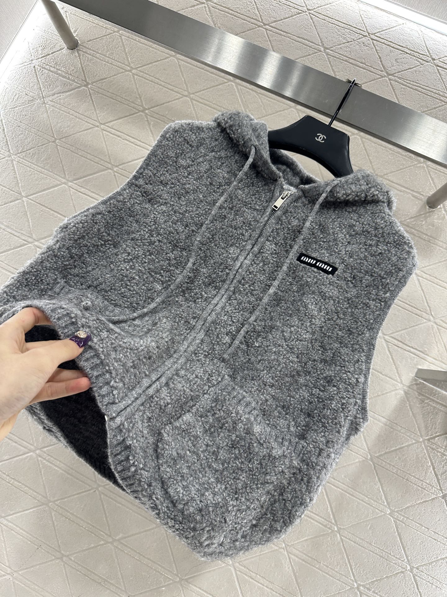 ♥Miumi♥2025新品上架 拉链针织马甲定制YB羊毛纱线织造，工艺处理，呈现出羊卷毛肌理，质感柔软舒