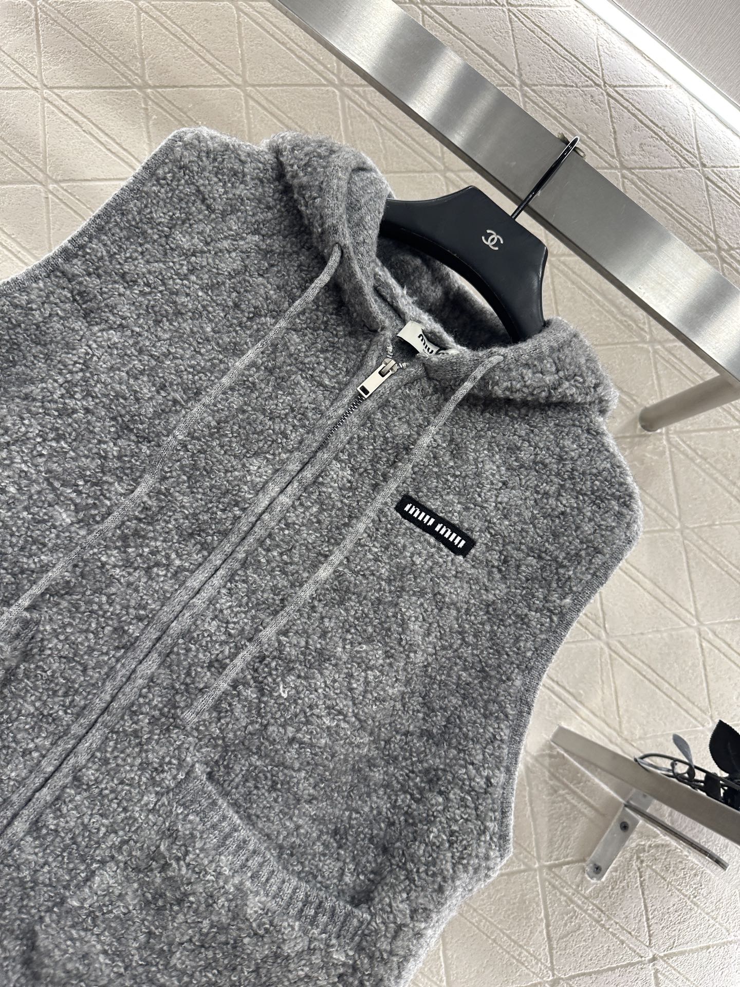 ♥Miumi♥2025新品上架 拉链针织马甲定制YB羊毛纱线织造，工艺处理，呈现出羊卷毛肌理，质感柔软舒