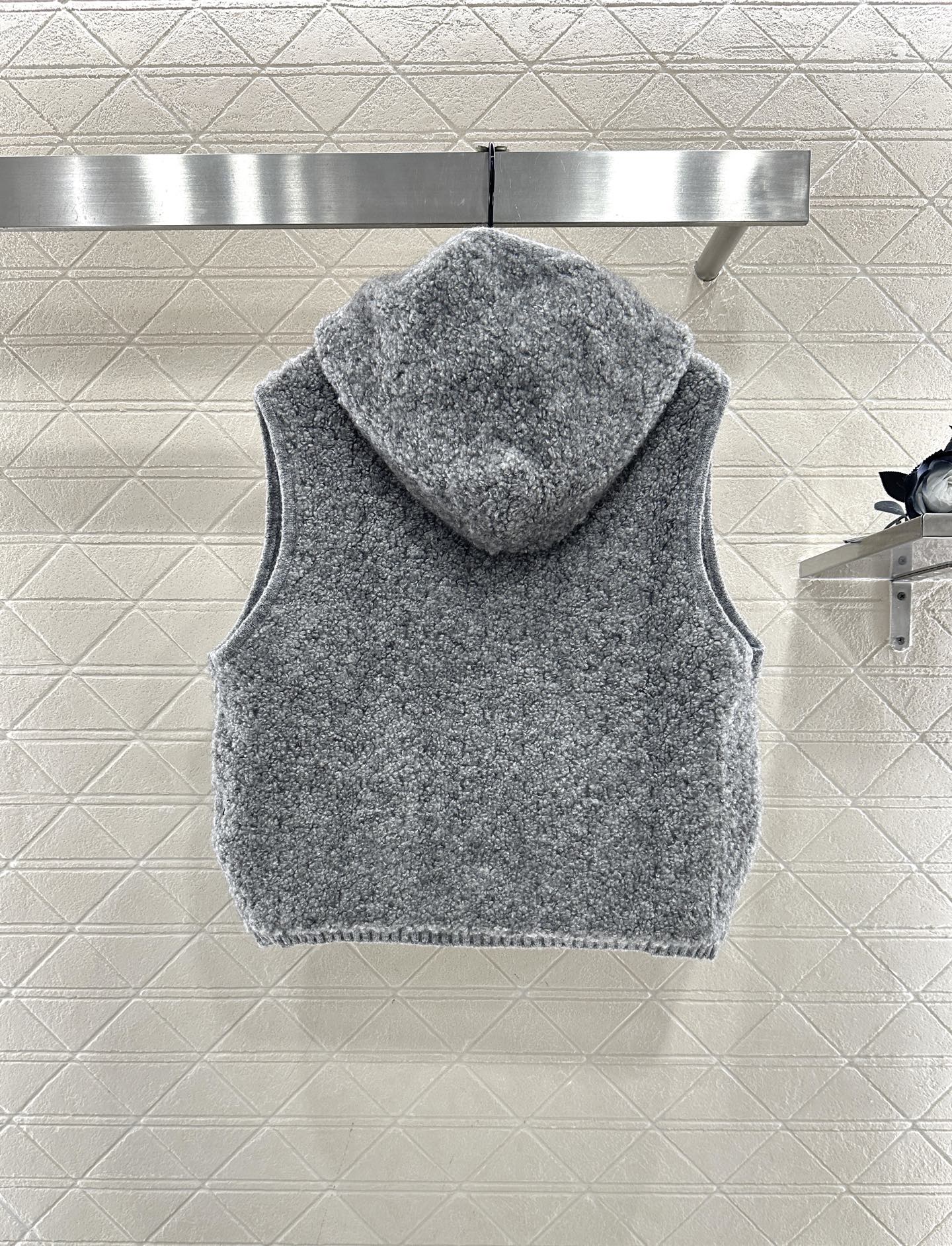 ♥Miumi♥2025新品上架 拉链针织马甲定制YB羊毛纱线织造，工艺处理，呈现出羊卷毛肌理，质感柔软舒