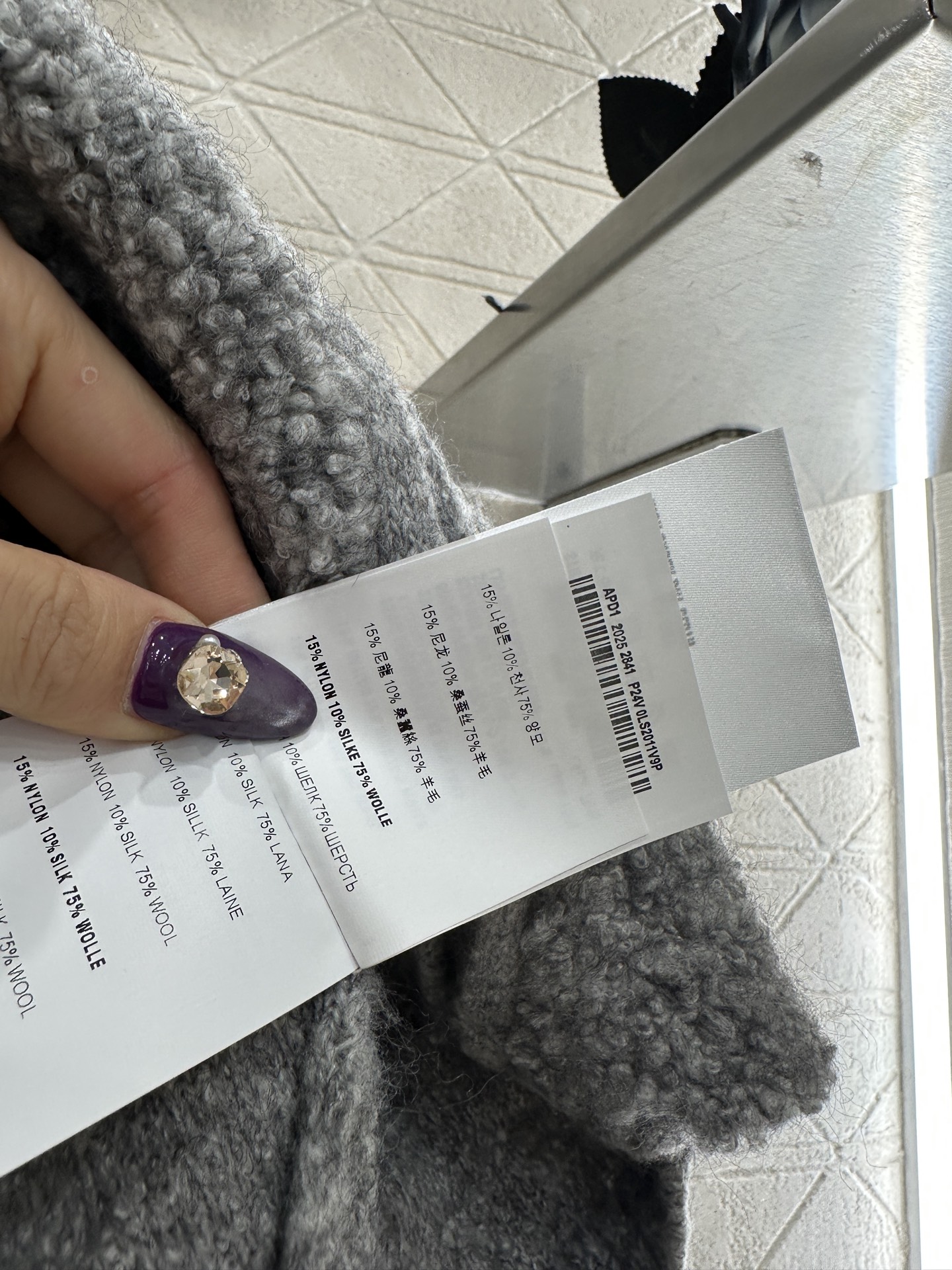 ♥Miumi♥2025新品上架 拉链针织马甲定制YB羊毛纱线织造，工艺处理，呈现出羊卷毛肌理，质感柔软舒