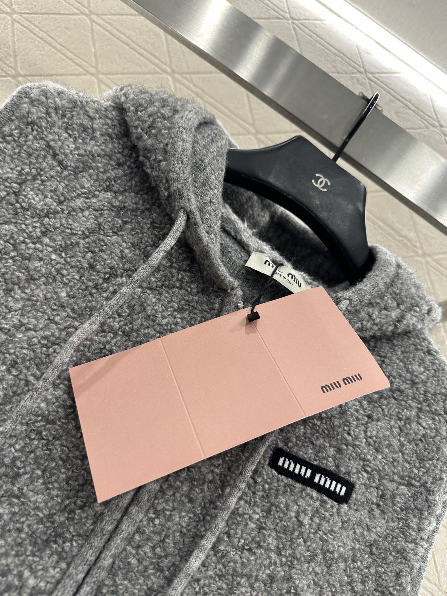 ♥Miumi♥2025新品上架 拉链针织马甲定制YB羊毛纱线织造，工艺处理，呈现出羊卷毛肌理，质感柔软舒