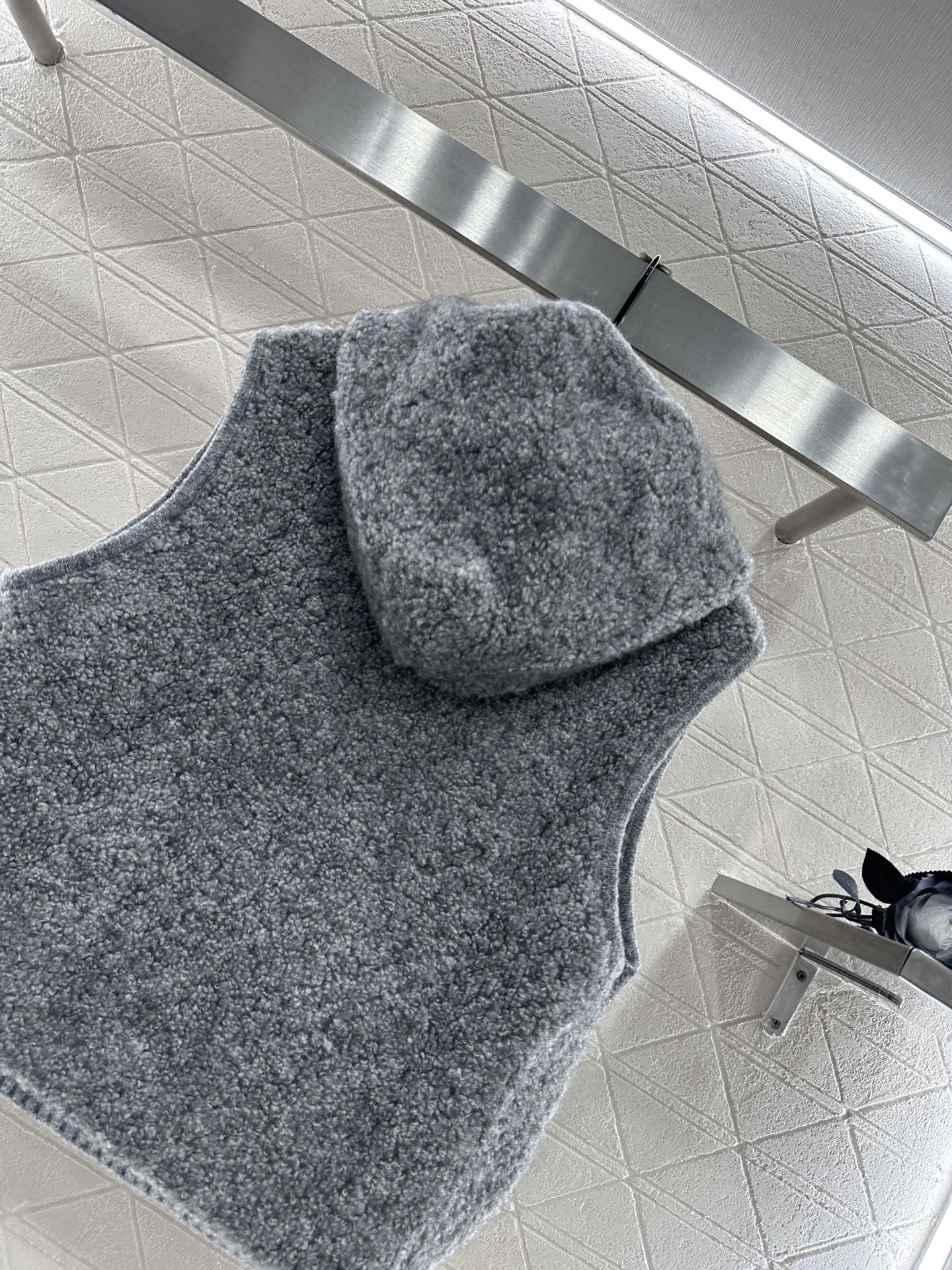 ♥Miumi♥2025新品上架 拉链针织马甲定制YB羊毛纱线织造，工艺处理，呈现出羊卷毛肌理，质感柔软舒