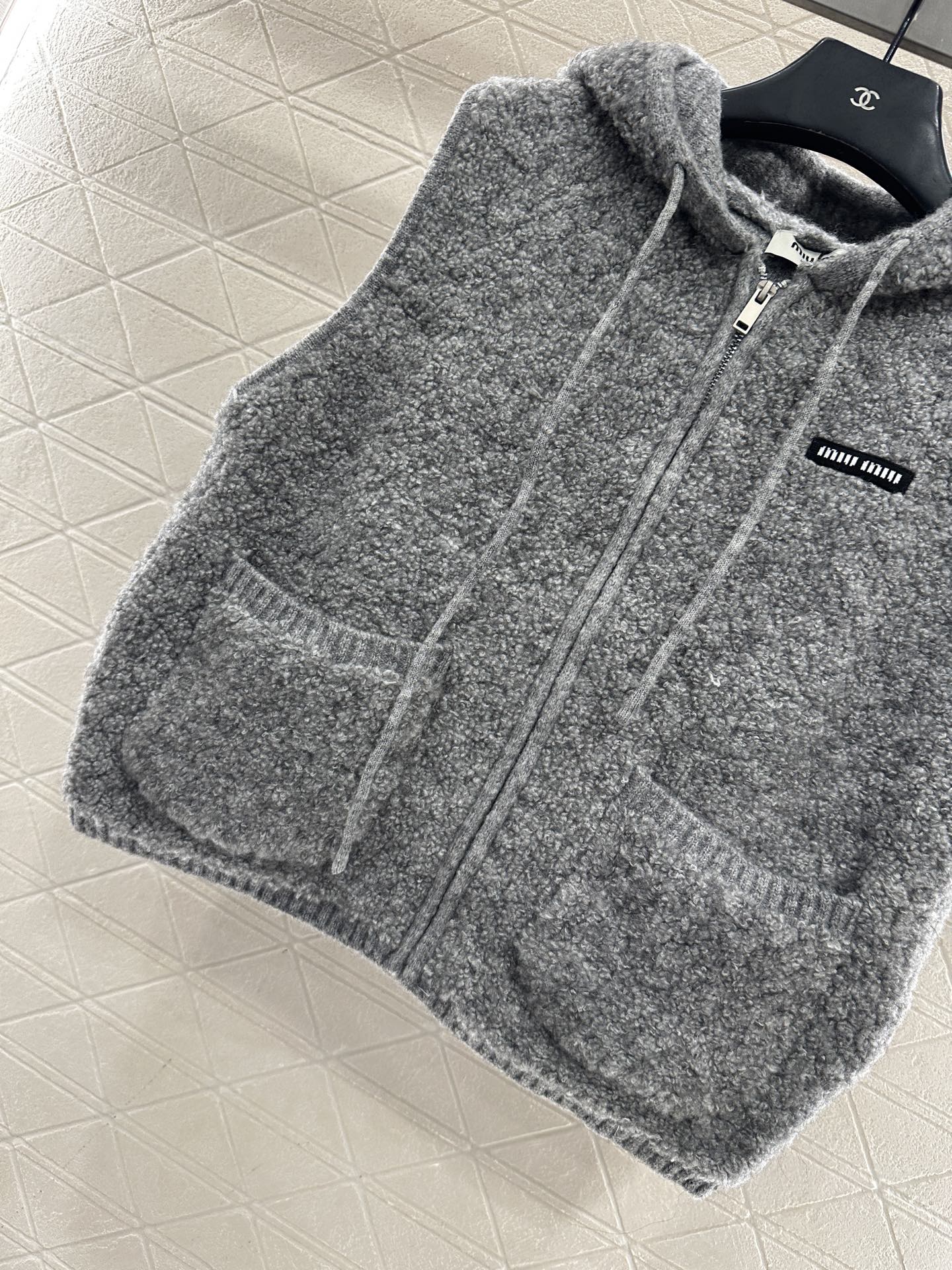 ♥Miumi♥2025新品上架 拉链针织马甲定制YB羊毛纱线织造，工艺处理，呈现出羊卷毛肌理，质感柔软舒