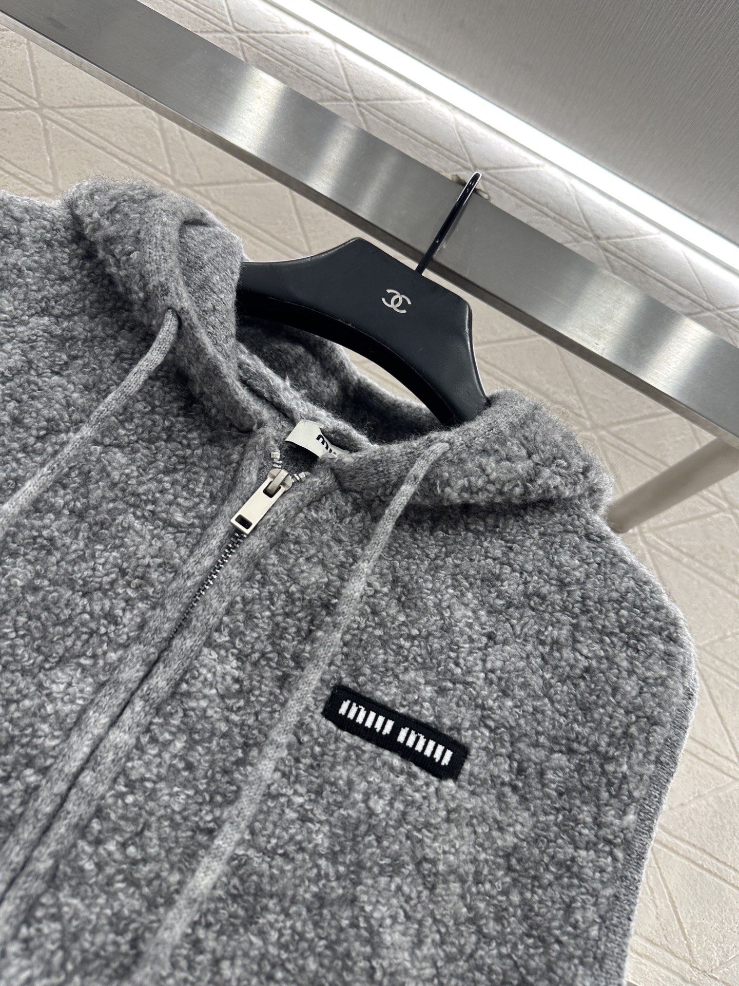 ♥Miumi♥2025新品上架 拉链针织马甲定制YB羊毛纱线织造，工艺处理，呈现出羊卷毛肌理，质感柔软舒