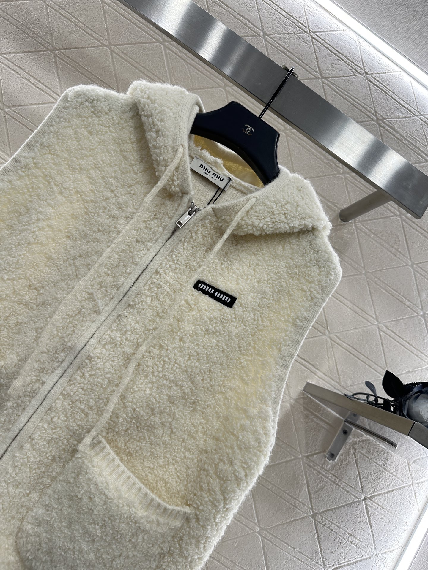 ♥Miumi♥2025新品上架 拉链针织马甲定制YB羊毛纱线织造，工艺处理，呈现出羊卷毛肌理，质感柔软舒