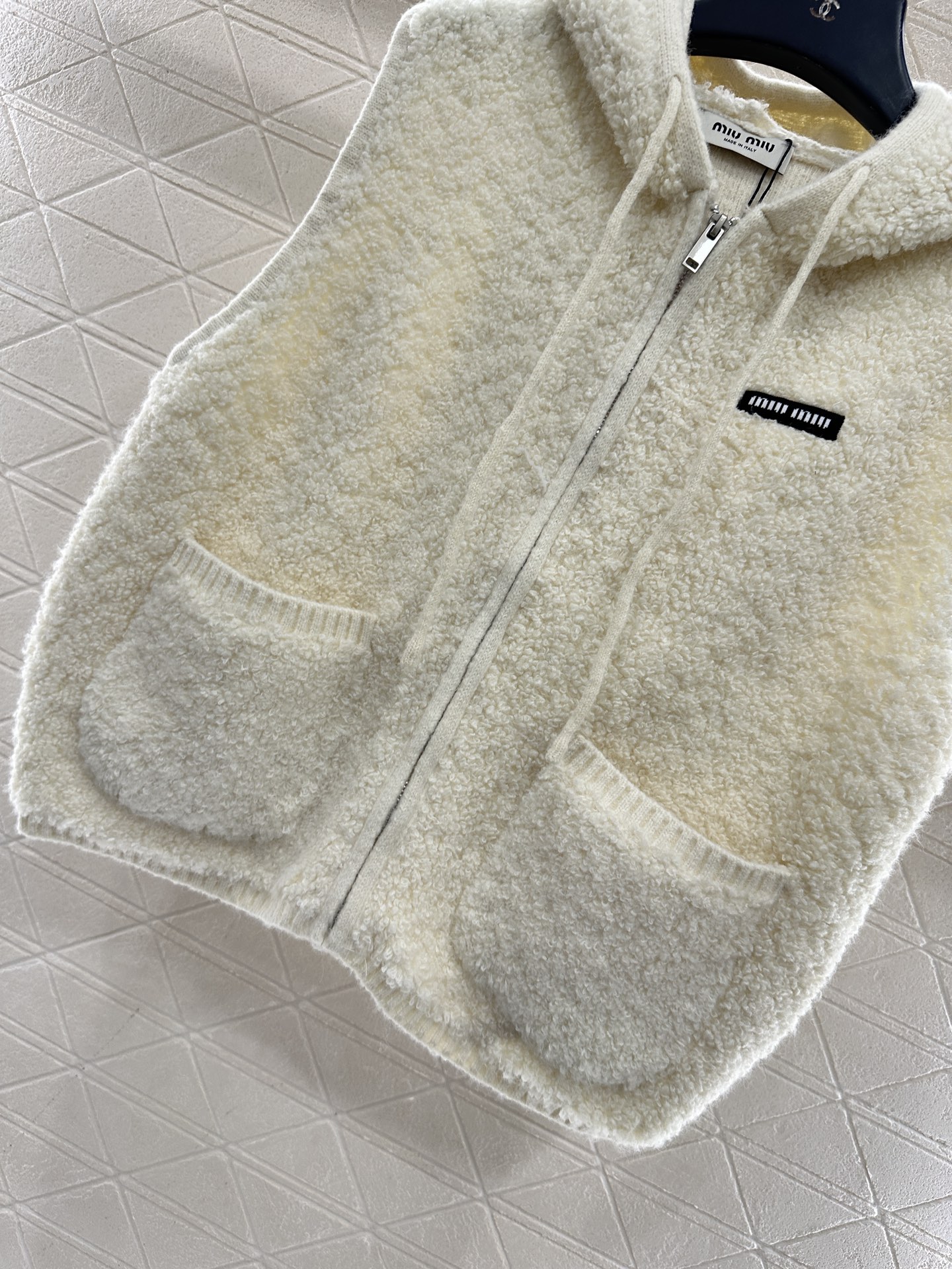 ♥Miumi♥2025新品上架 拉链针织马甲定制YB羊毛纱线织造，工艺处理，呈现出羊卷毛肌理，质感柔软舒