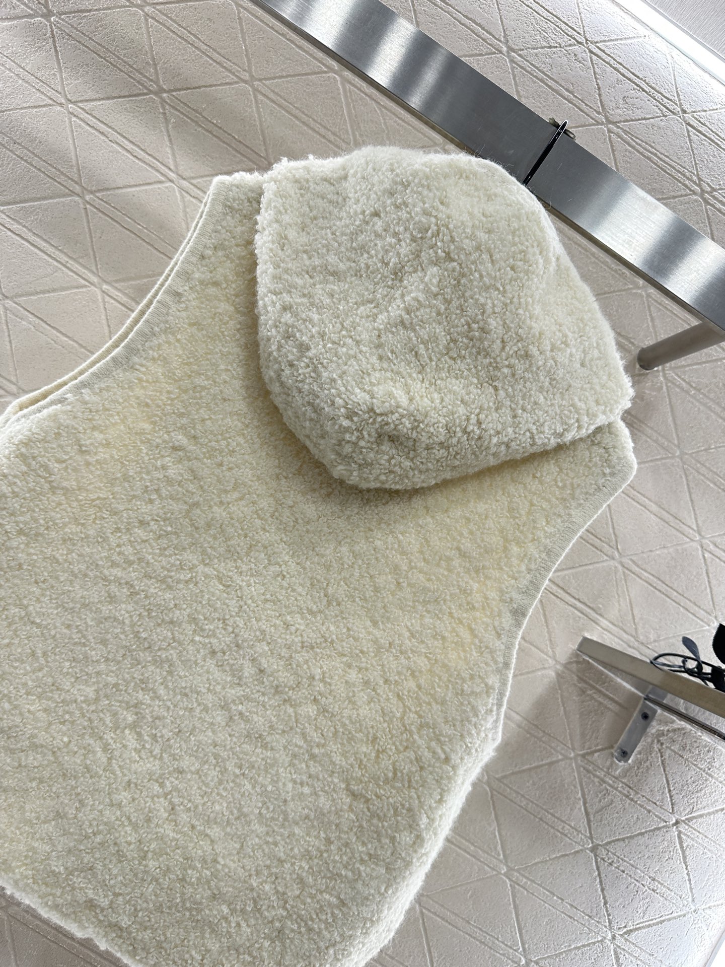 ♥Miumi♥2025新品上架 拉链针织马甲定制YB羊毛纱线织造，工艺处理，呈现出羊卷毛肌理，质感柔软舒