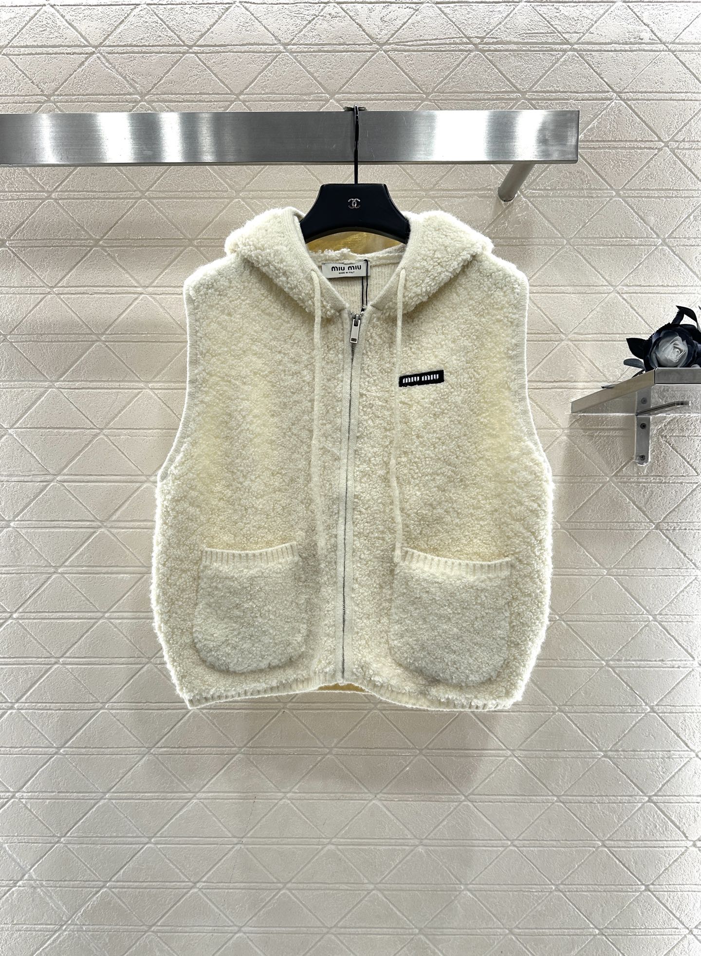 ♥Miumi♥2025新品上架 拉链针织马甲定制YB羊毛纱线织造，工艺处理，呈现出羊卷毛肌理，质感柔软舒