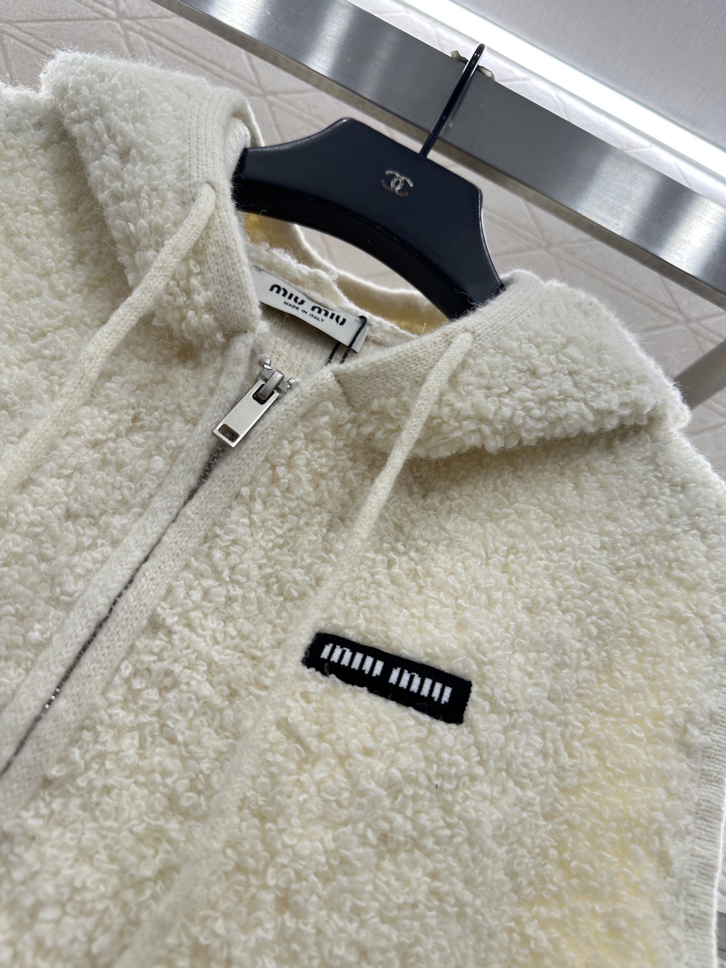 ♥Miumi♥2025新品上架 拉链针织马甲定制YB羊毛纱线织造，工艺处理，呈现出羊卷毛肌理，质感柔软舒