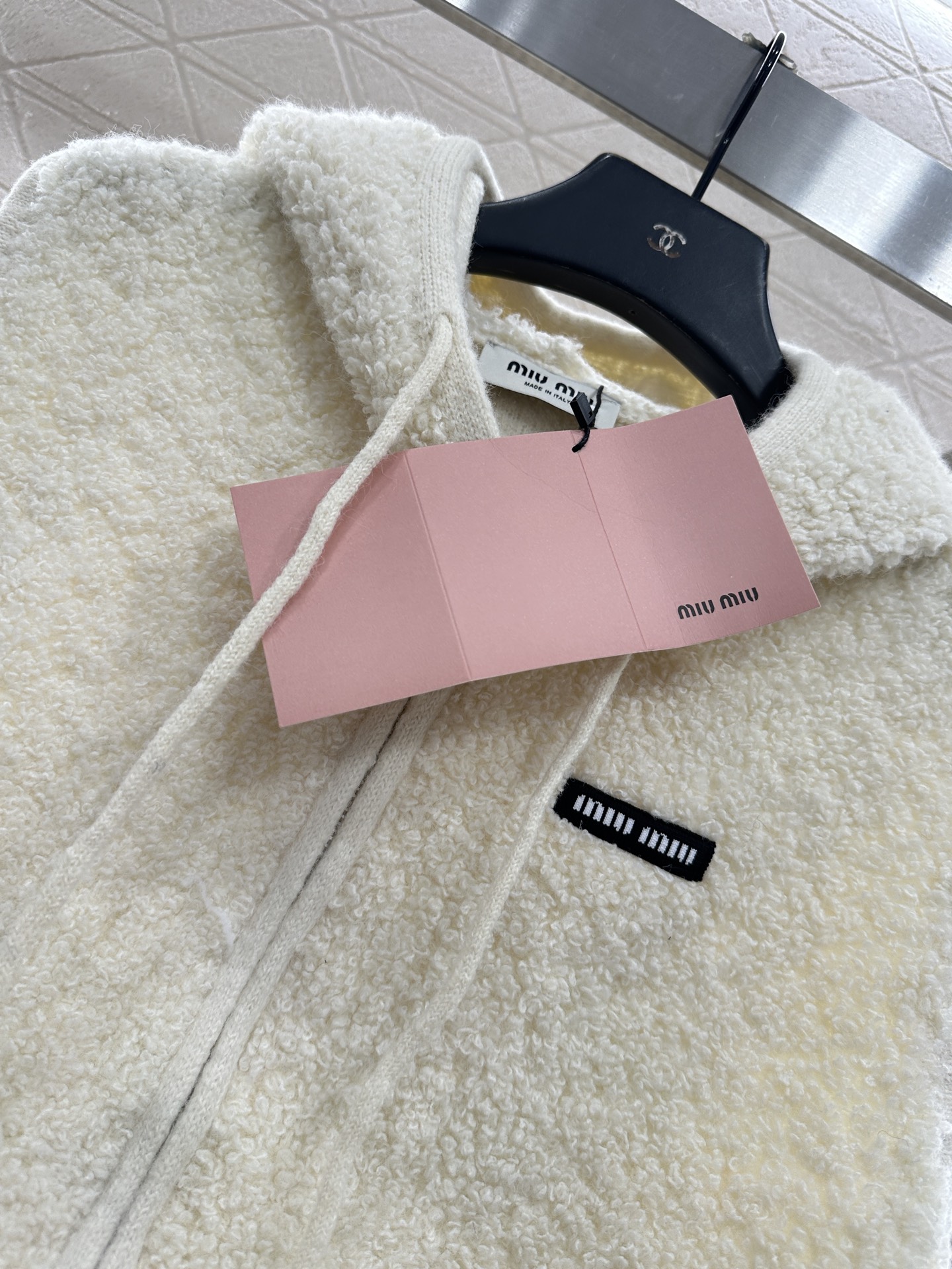 ♥Miumi♥2025新品上架 拉链针织马甲定制YB羊毛纱线织造，工艺处理，呈现出羊卷毛肌理，质感柔软舒