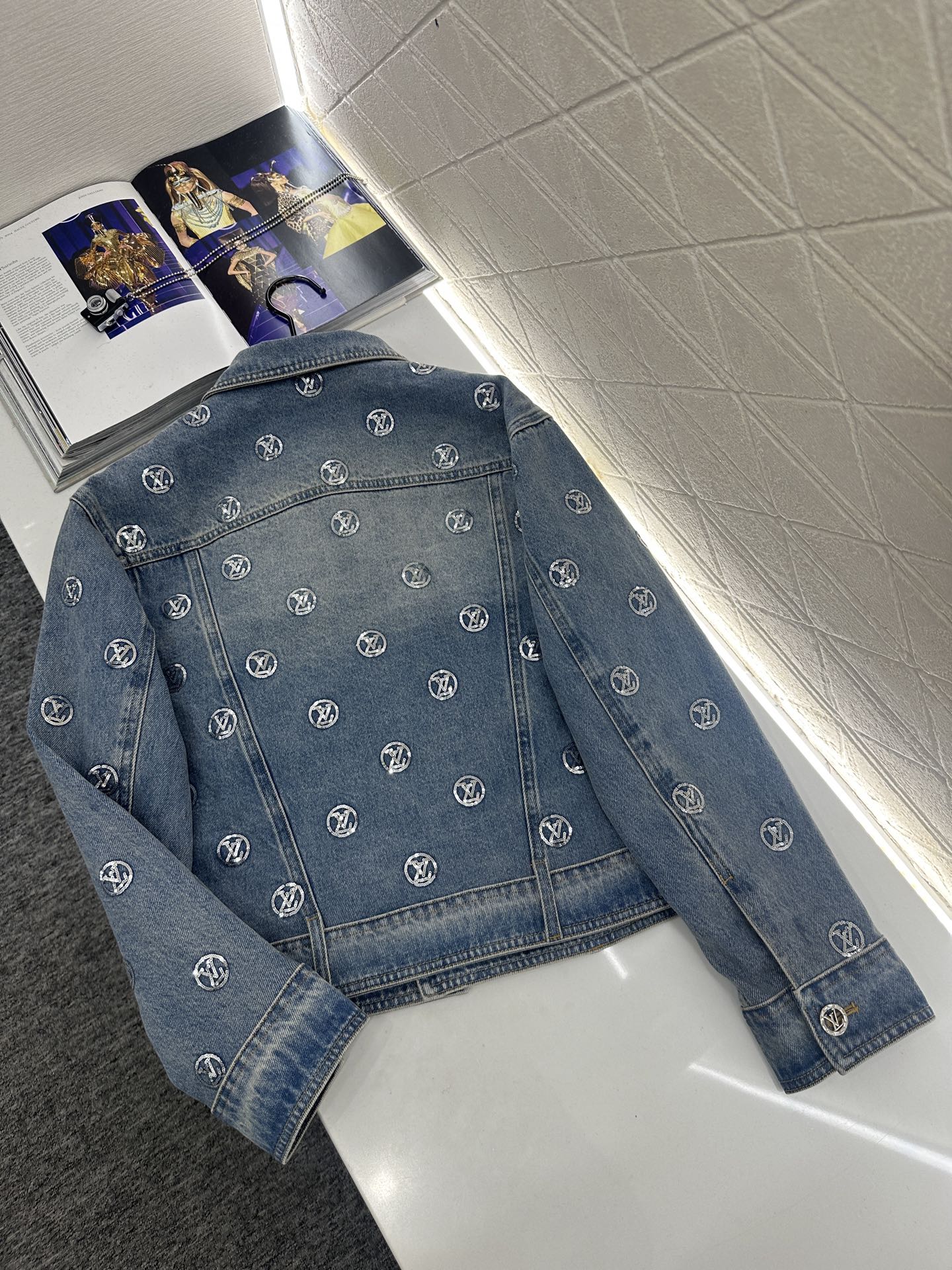 ♥Louis vuitto*♥2025新品上架 刺绣亮片牛仔系列定制YB斜纹棉牛仔材质，多重水洗，呈现出