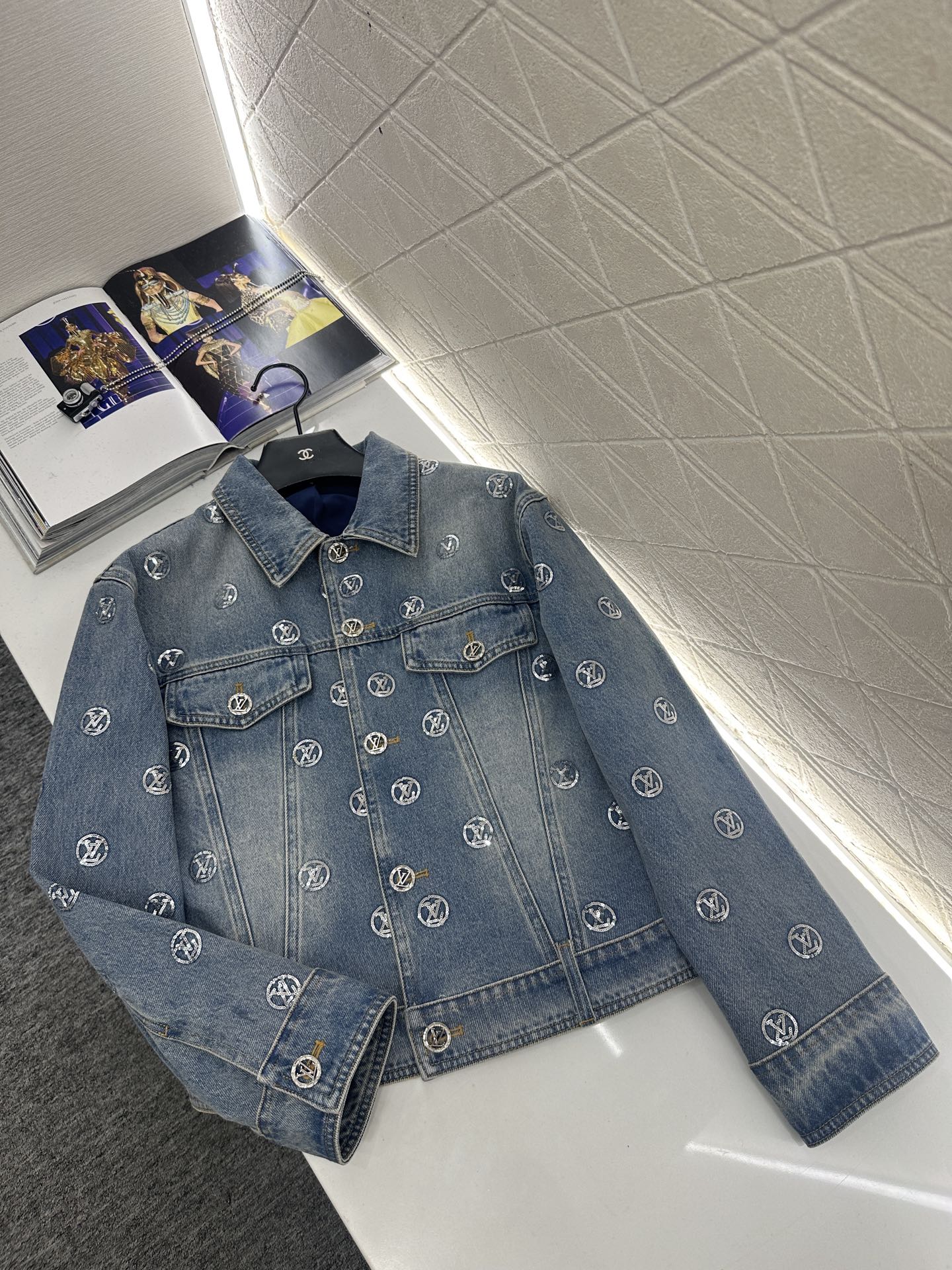 ♥Louis vuitto*♥2025新品上架 刺绣亮片牛仔系列定制YB斜纹棉牛仔材质，多重水洗，呈现出