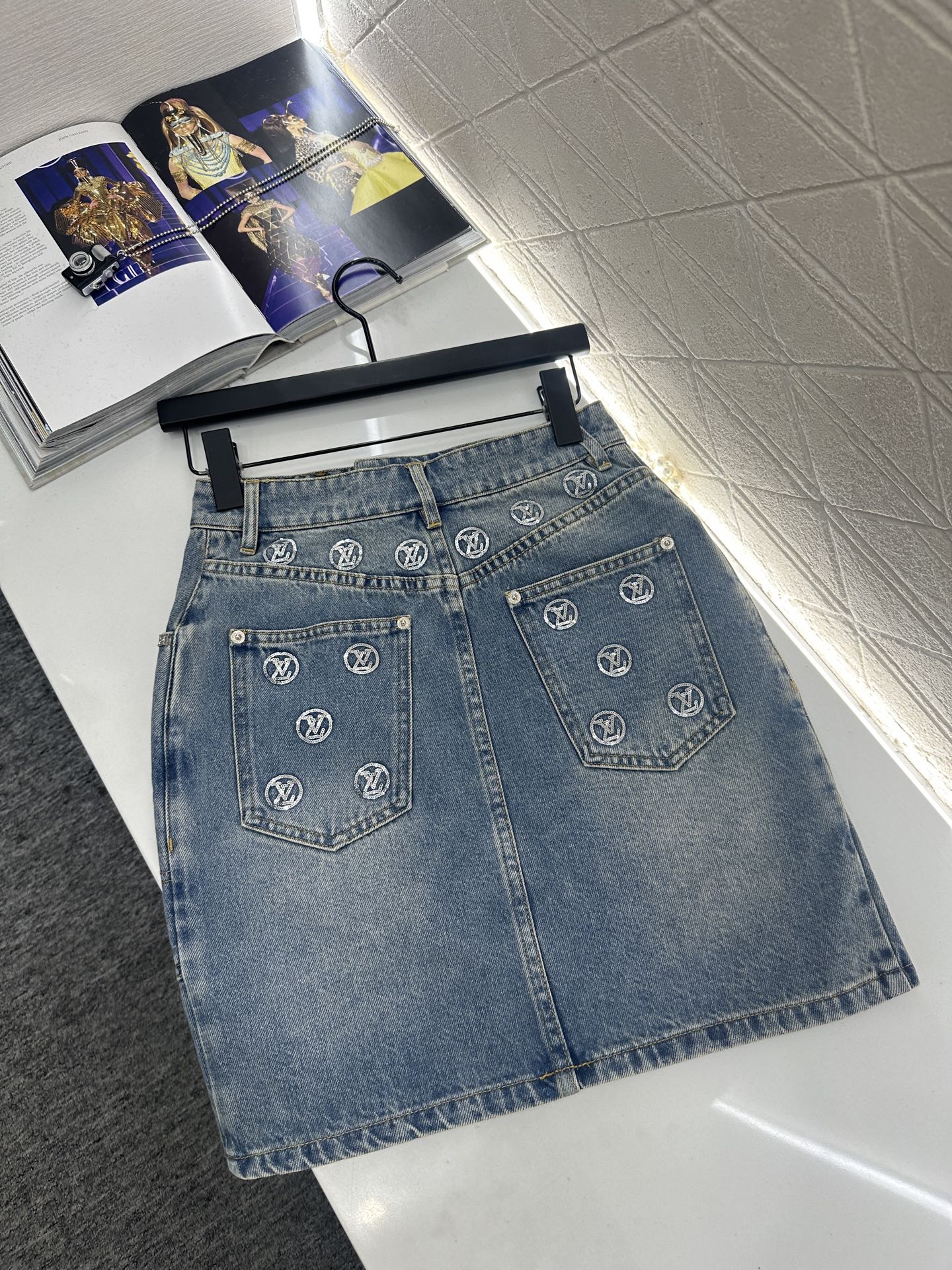♥Louis vuitto*♥2025新品上架 刺绣亮片牛仔系列定制YB斜纹棉牛仔材质，多重水洗，呈现出