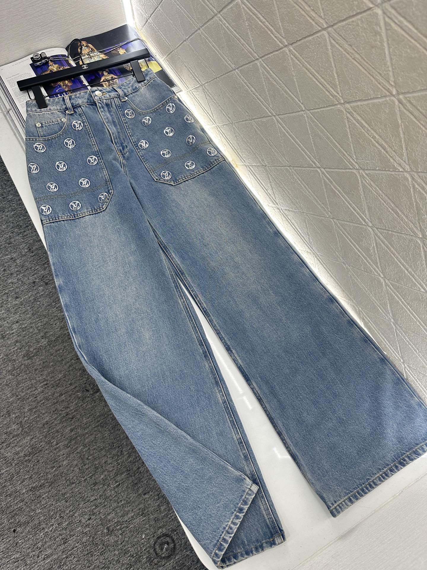 ♥Louis vuitto*♥2025新品上架 刺绣亮片牛仔系列定制YB斜纹棉牛仔材质，多重水洗，呈现出