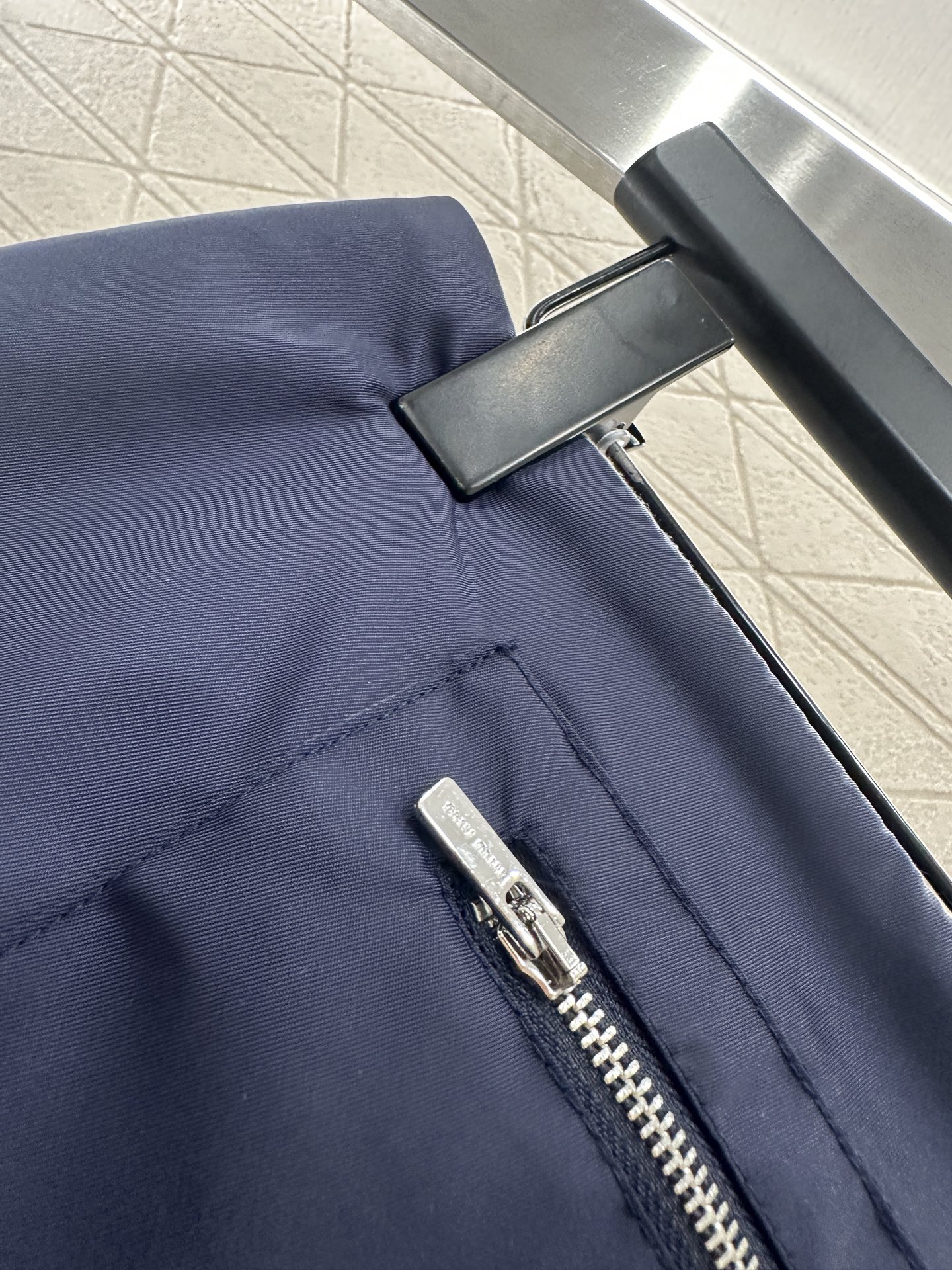 ♥Miumi♥2025新品上架 尼龙工装拉链半裙外层饰以防风防水尼龙材质，内里毛呢处理，穿搭保暖舒适，挺