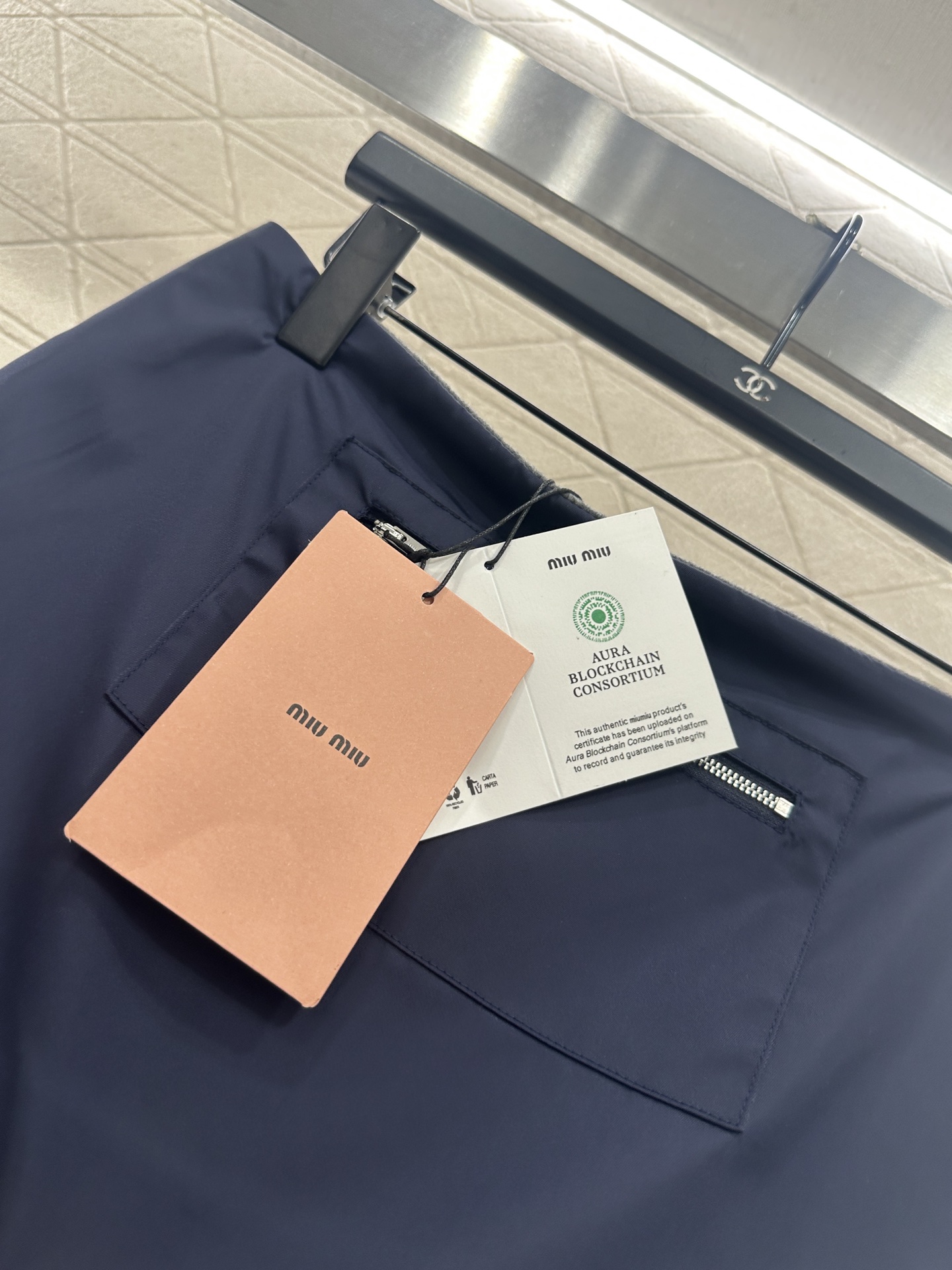 ♥Miumi♥2025新品上架 尼龙工装拉链半裙外层饰以防风防水尼龙材质，内里毛呢处理，穿搭保暖舒适，挺