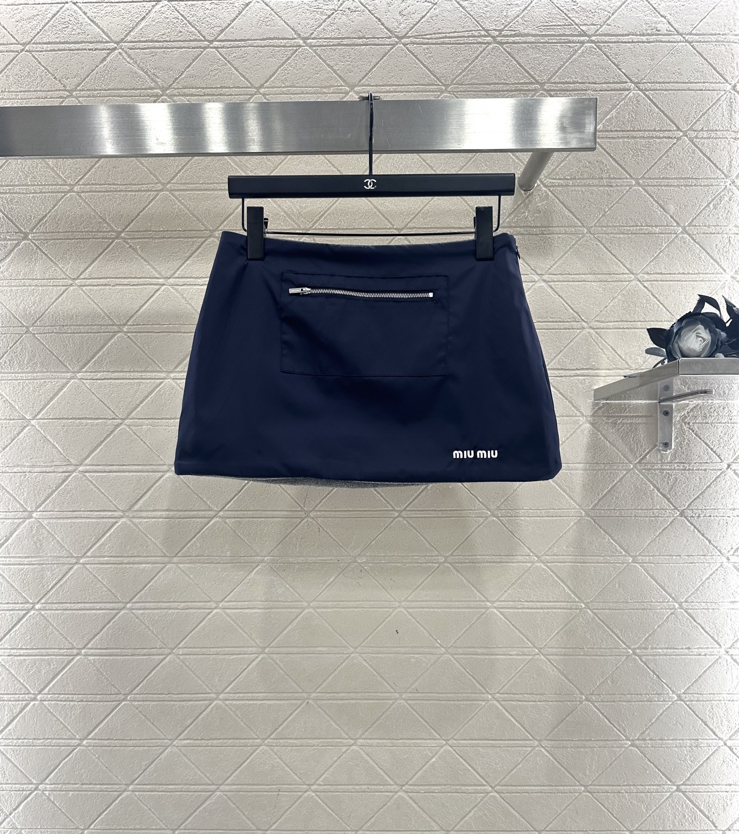 ♥Miumi♥2025新品上架 尼龙工装拉链半裙外层饰以防风防水尼龙材质，内里毛呢处理，穿搭保暖舒适，挺