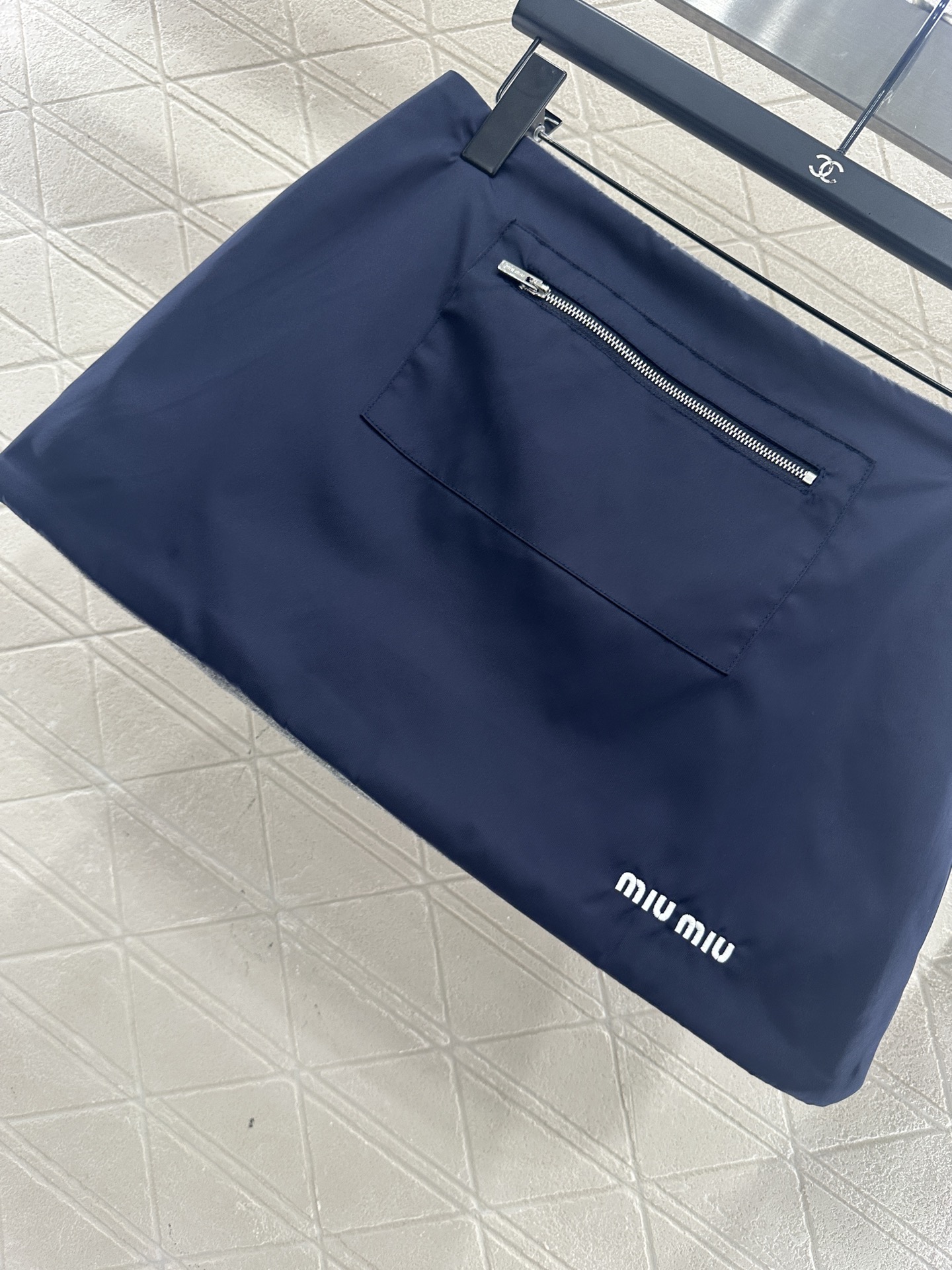 ♥Miumi♥2025新品上架 尼龙工装拉链半裙外层饰以防风防水尼龙材质，内里毛呢处理，穿搭保暖舒适，挺