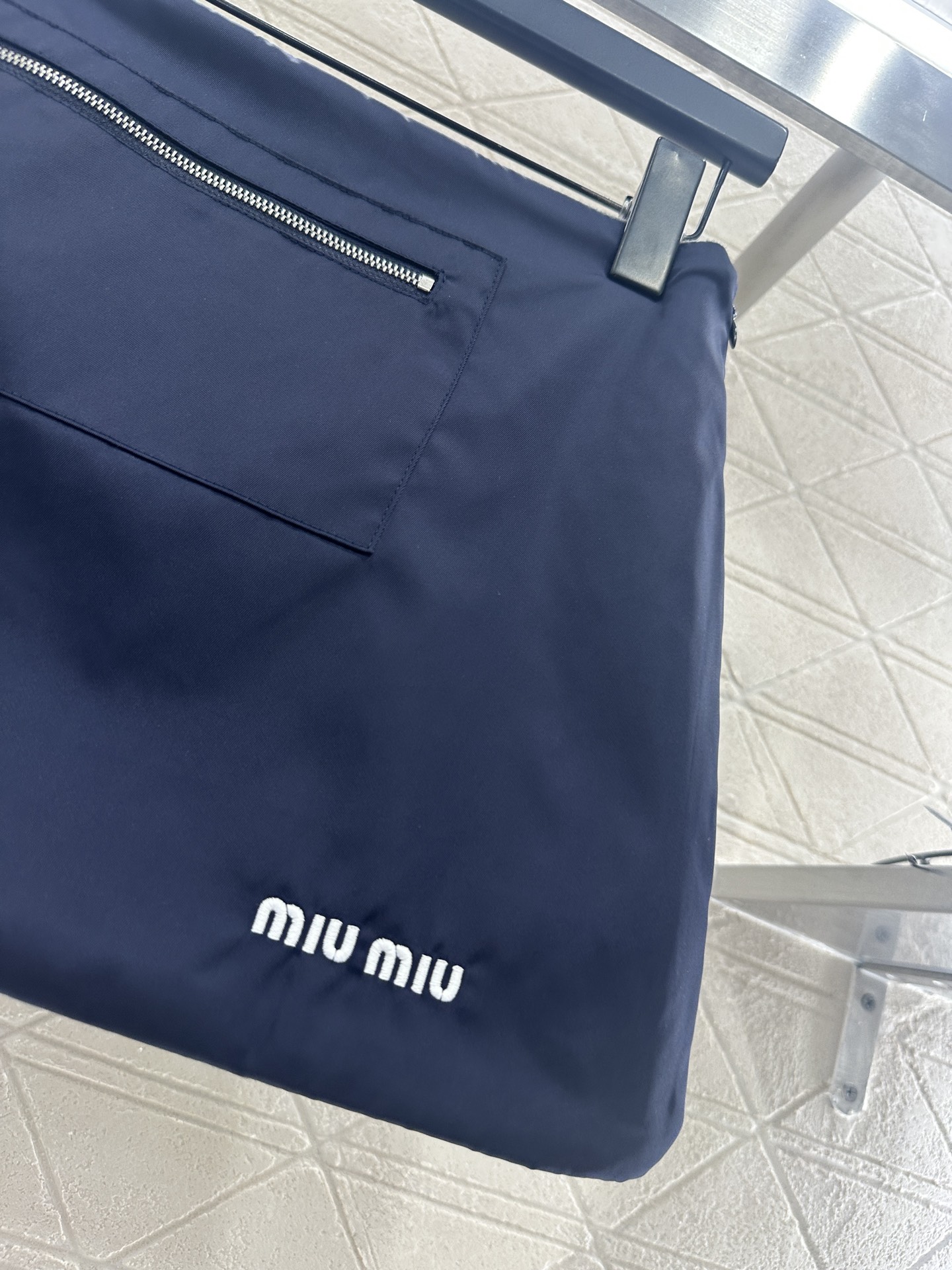 ♥Miumi♥2025新品上架 尼龙工装拉链半裙外层饰以防风防水尼龙材质，内里毛呢处理，穿搭保暖舒适，挺