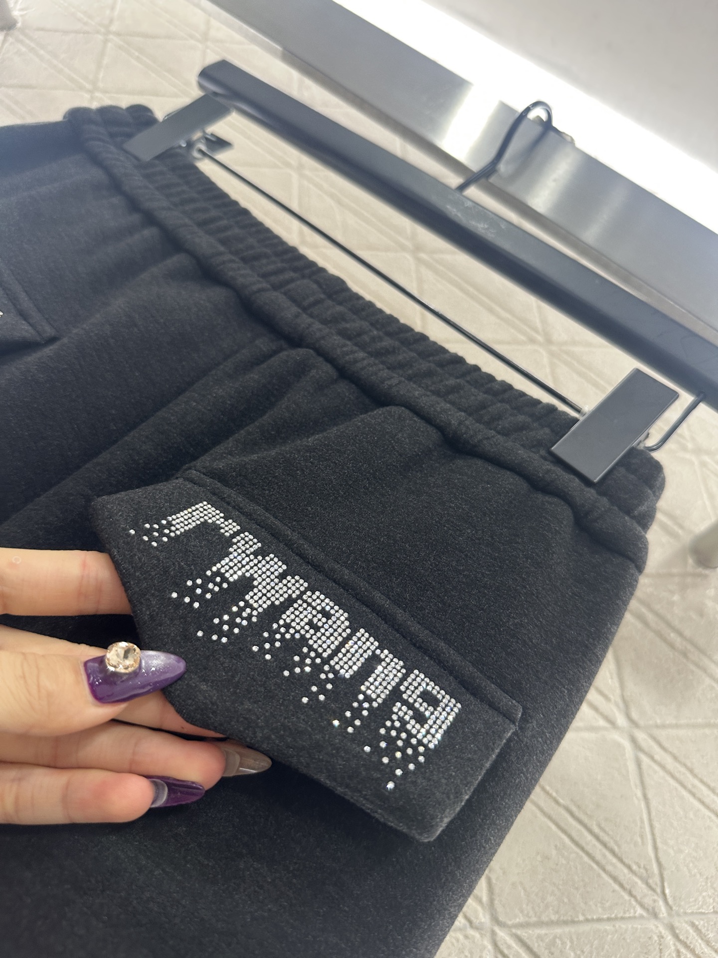 ♥Alexander wan*♥2025新品上架 加绒抽绳阔腿弯刀长裤定制YB进口羊毛混纺材质，加绒处理