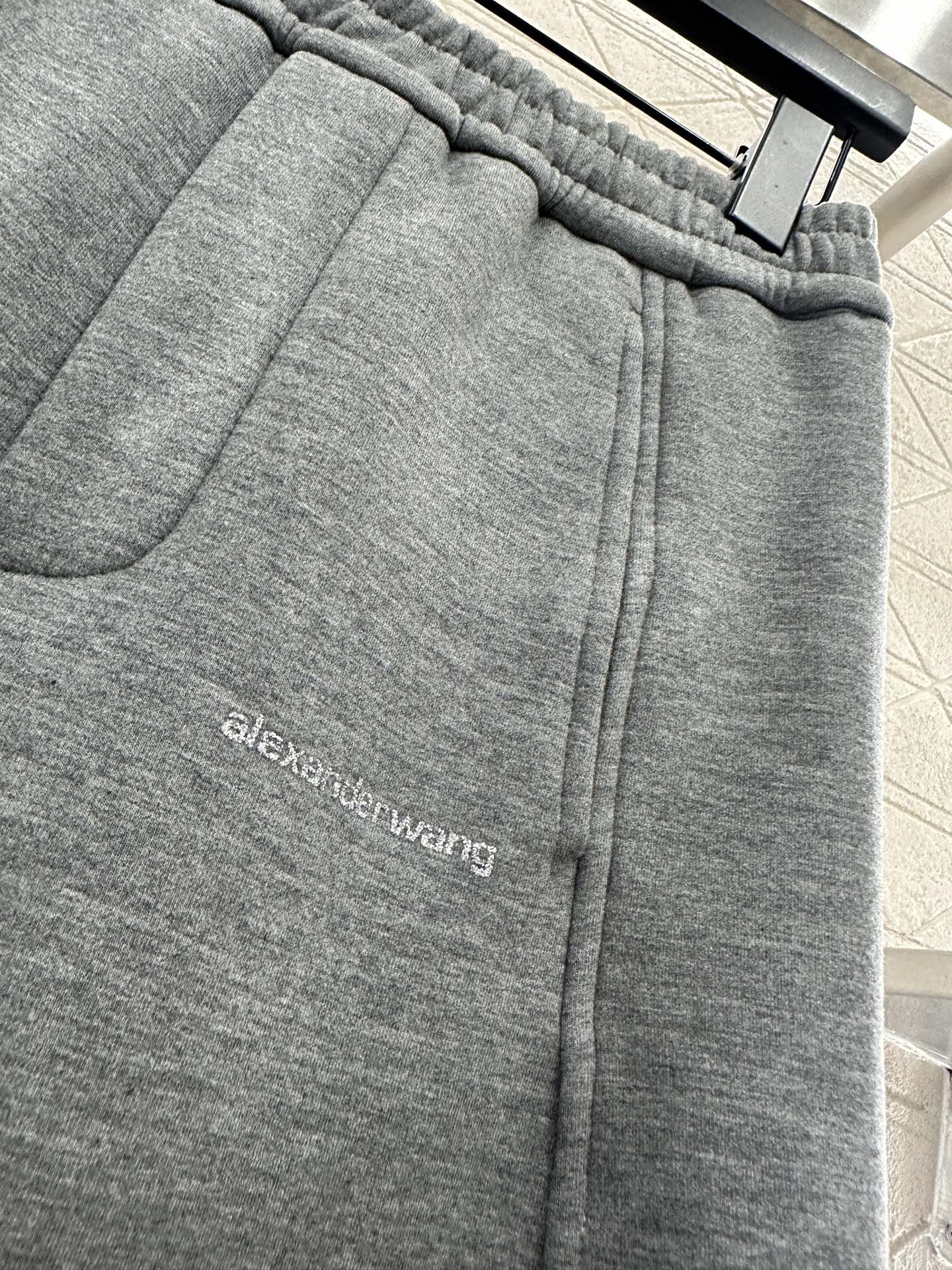 ♥Alexander wan*♥2025新品上架 加绒抽绳阔腿弯刀长裤定制YB进口羊毛混纺材质，加绒处理