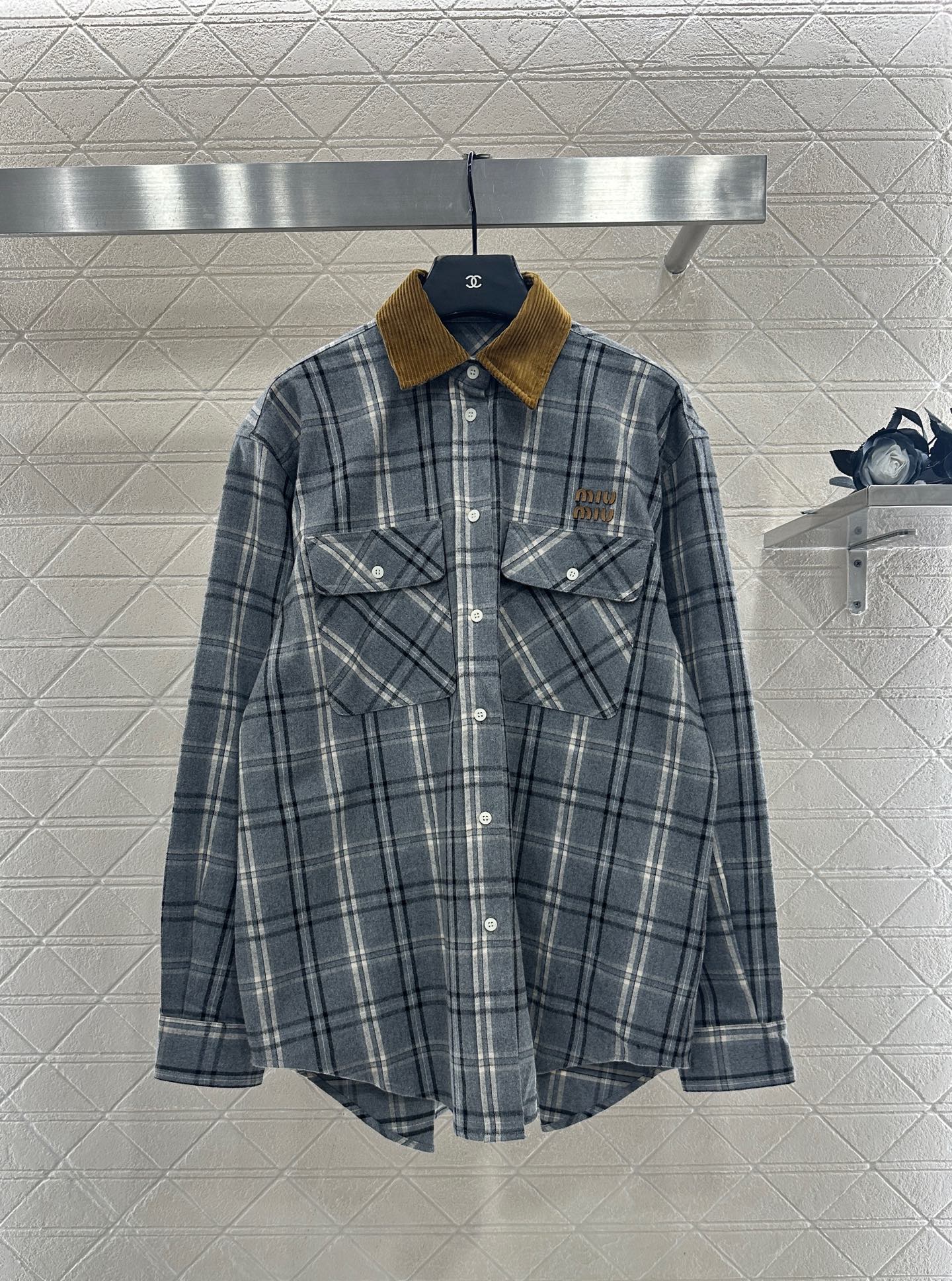 ♥Miumi*♥2025新品上架 对条对格格纹衬衫通体饰以全棉毛呢材质，质感柔软舒适，时髦洋气，廓形Ov