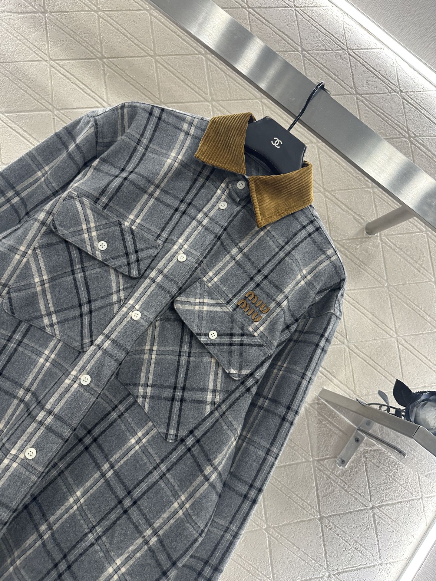 ♥Miumi*♥2025新品上架 对条对格格纹衬衫通体饰以全棉毛呢材质，质感柔软舒适，时髦洋气，廓形Ov