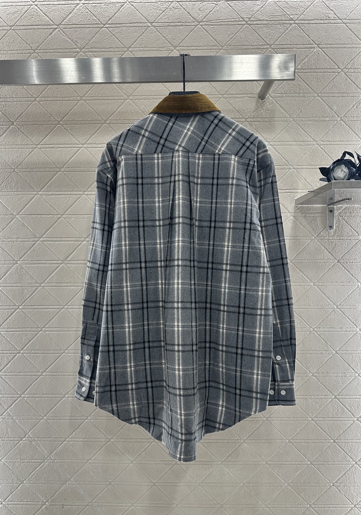 ♥Miumi*♥2025新品上架 对条对格格纹衬衫通体饰以全棉毛呢材质，质感柔软舒适，时髦洋气，廓形Ov