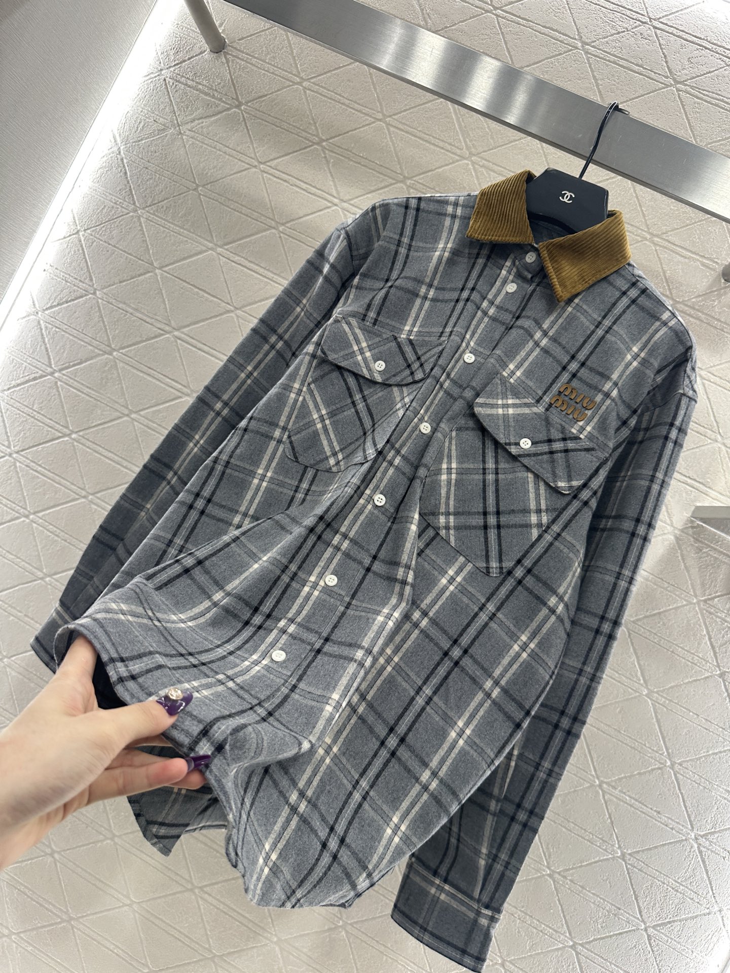 ♥Miumi*♥2025新品上架 对条对格格纹衬衫通体饰以全棉毛呢材质，质感柔软舒适，时髦洋气，廓形Ov