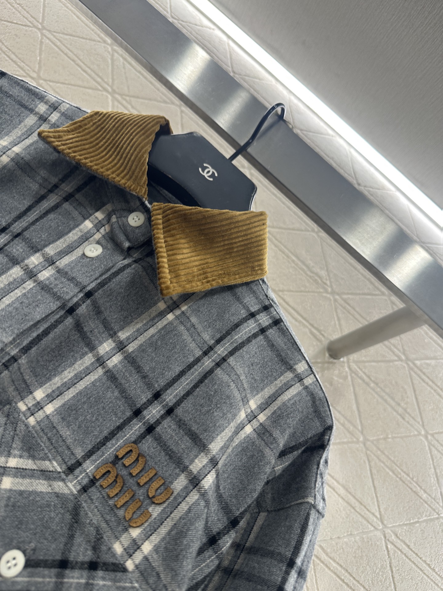 ♥Miumi*♥2025新品上架 对条对格格纹衬衫通体饰以全棉毛呢材质，质感柔软舒适，时髦洋气，廓形Ov