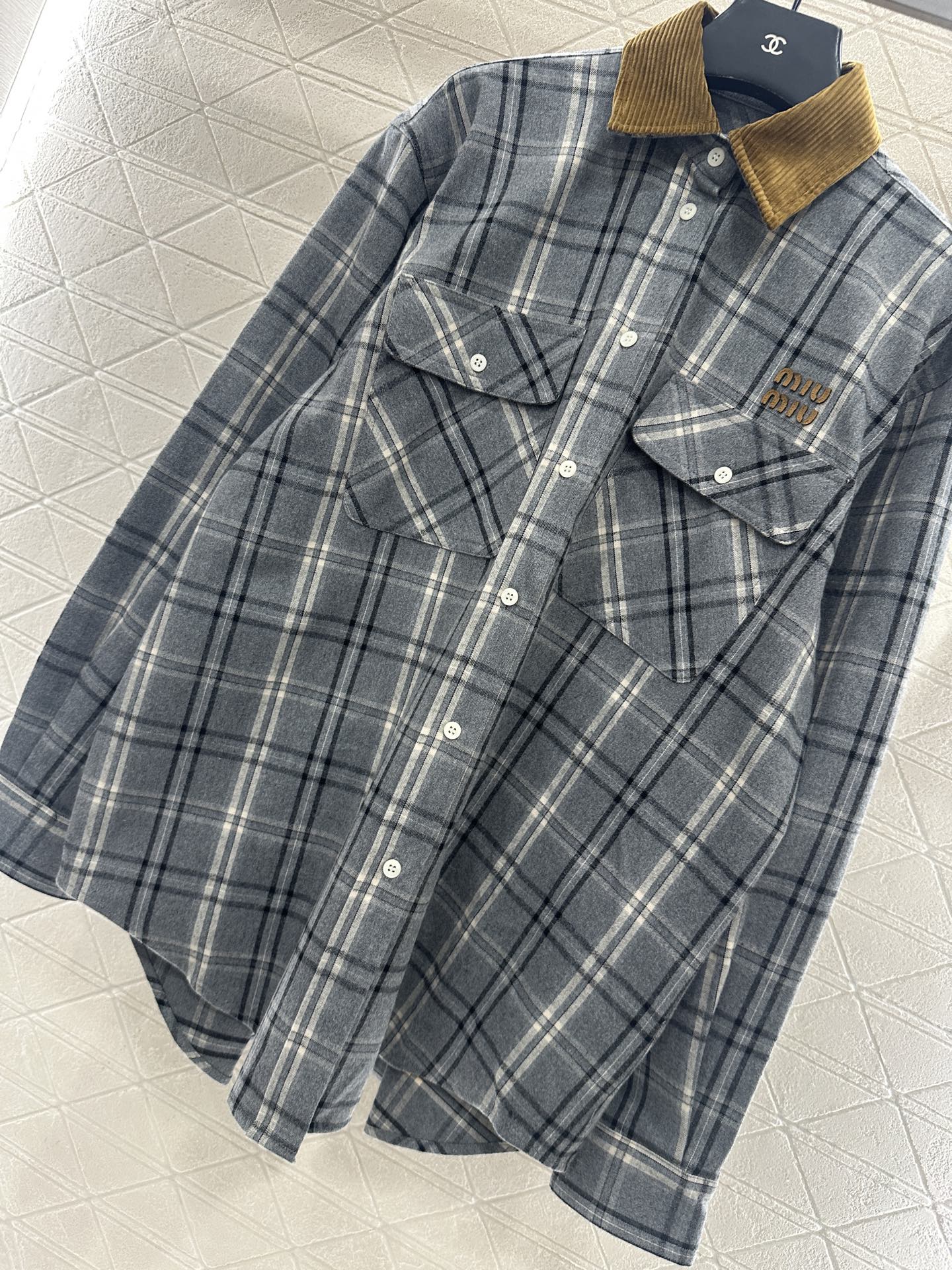 ♥Miumi*♥2025新品上架 对条对格格纹衬衫通体饰以全棉毛呢材质，质感柔软舒适，时髦洋气，廓形Ov