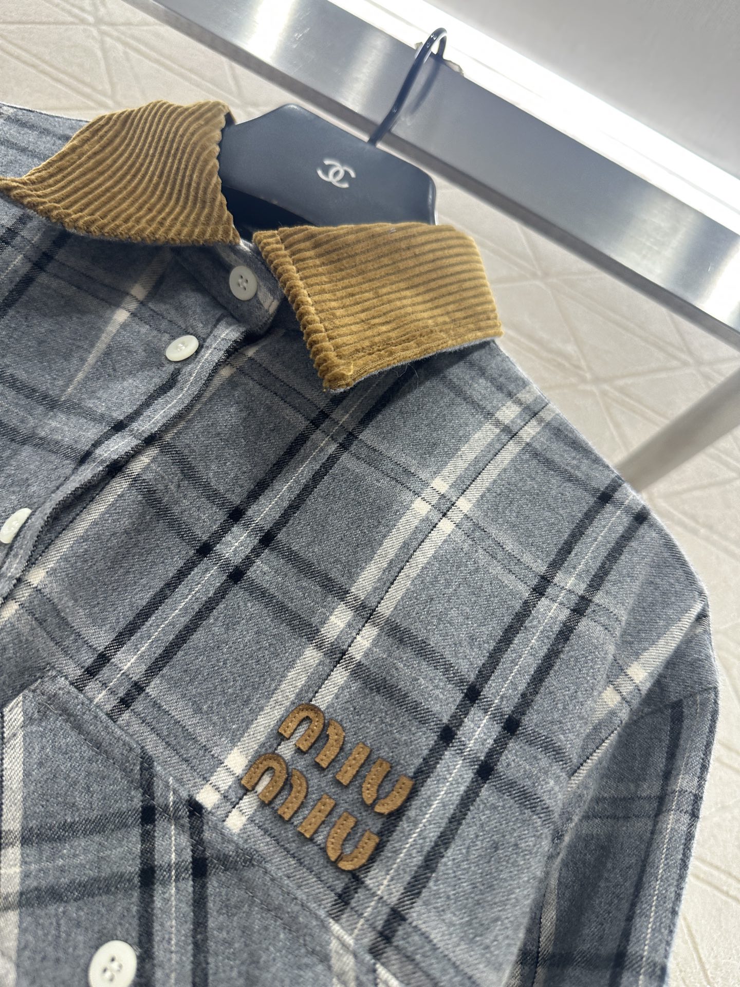 ♥Miumi*♥2025新品上架 对格对条格纹收腰衬衫裙通体饰以全棉毛呢材质，质感柔软舒适，时髦洋气，翻