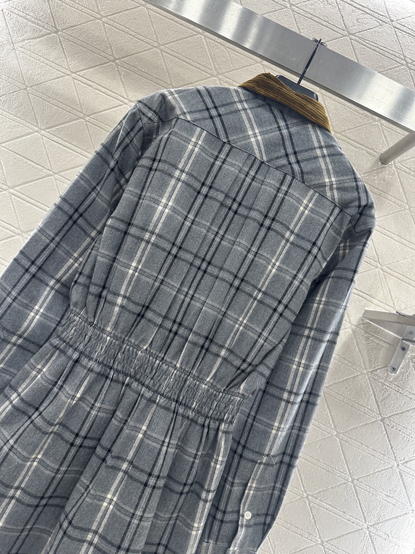 ♥Miumi*♥2025新品上架 对格对条格纹收腰衬衫裙通体饰以全棉毛呢材质，质感柔软舒适，时髦洋气，翻