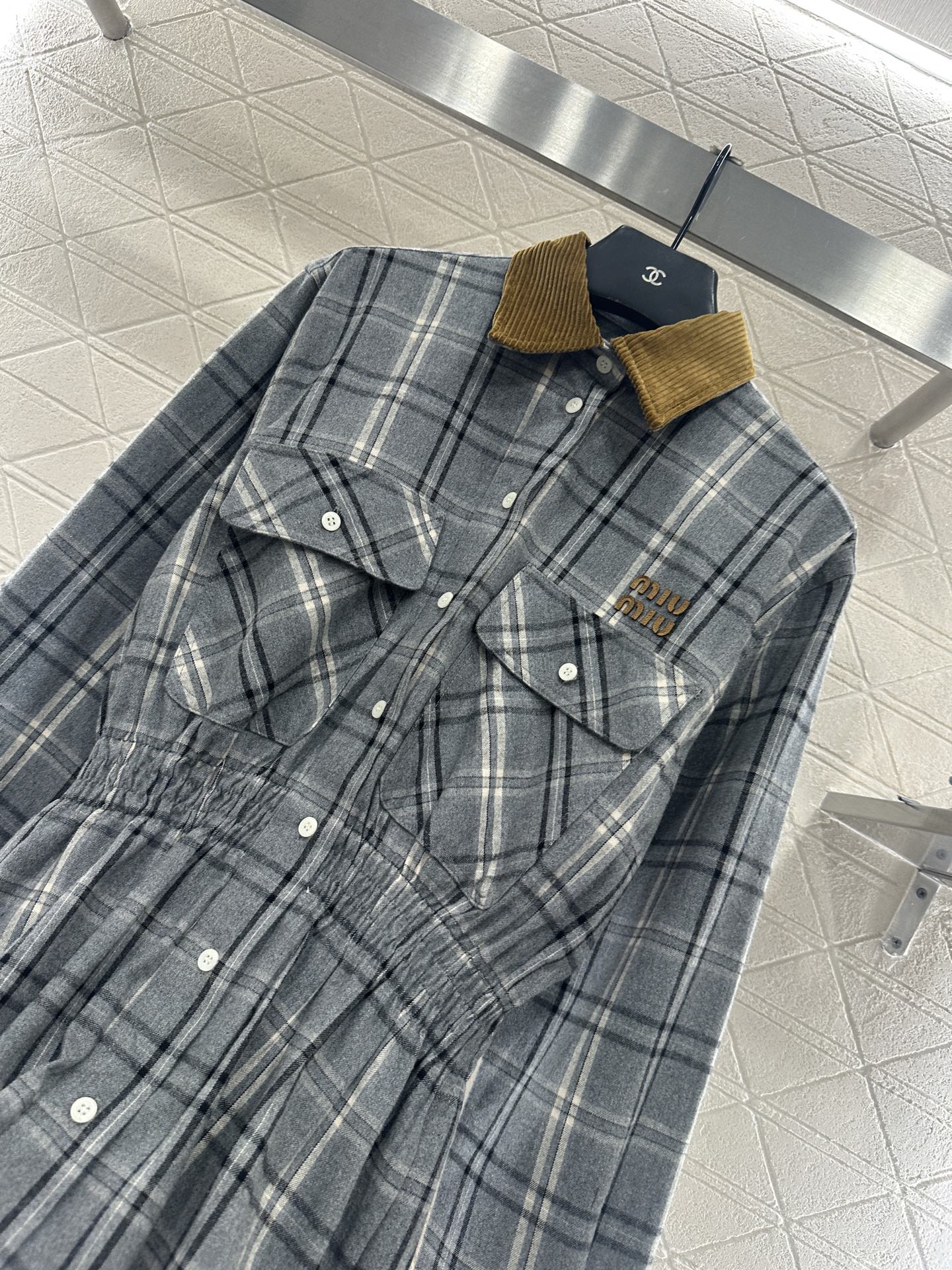 ♥Miumi*♥2025新品上架 对格对条格纹收腰衬衫裙通体饰以全棉毛呢材质，质感柔软舒适，时髦洋气，翻