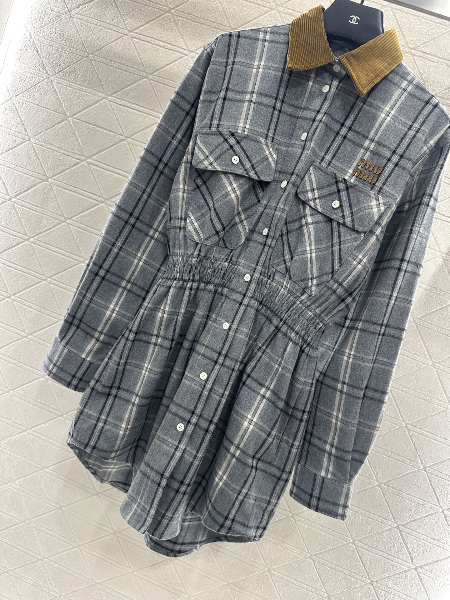 ♥Miumi*♥2025新品上架 对格对条格纹收腰衬衫裙通体饰以全棉毛呢材质，质感柔软舒适，时髦洋气，翻