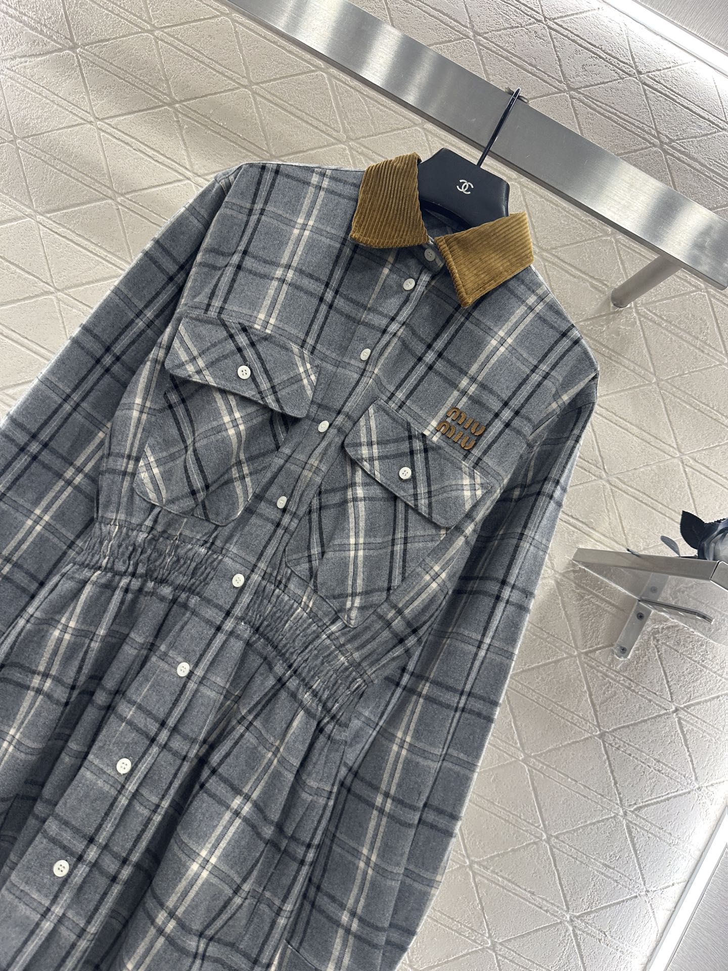 ♥Miumi*♥2025新品上架 对格对条格纹收腰衬衫裙通体饰以全棉毛呢材质，质感柔软舒适，时髦洋气，翻