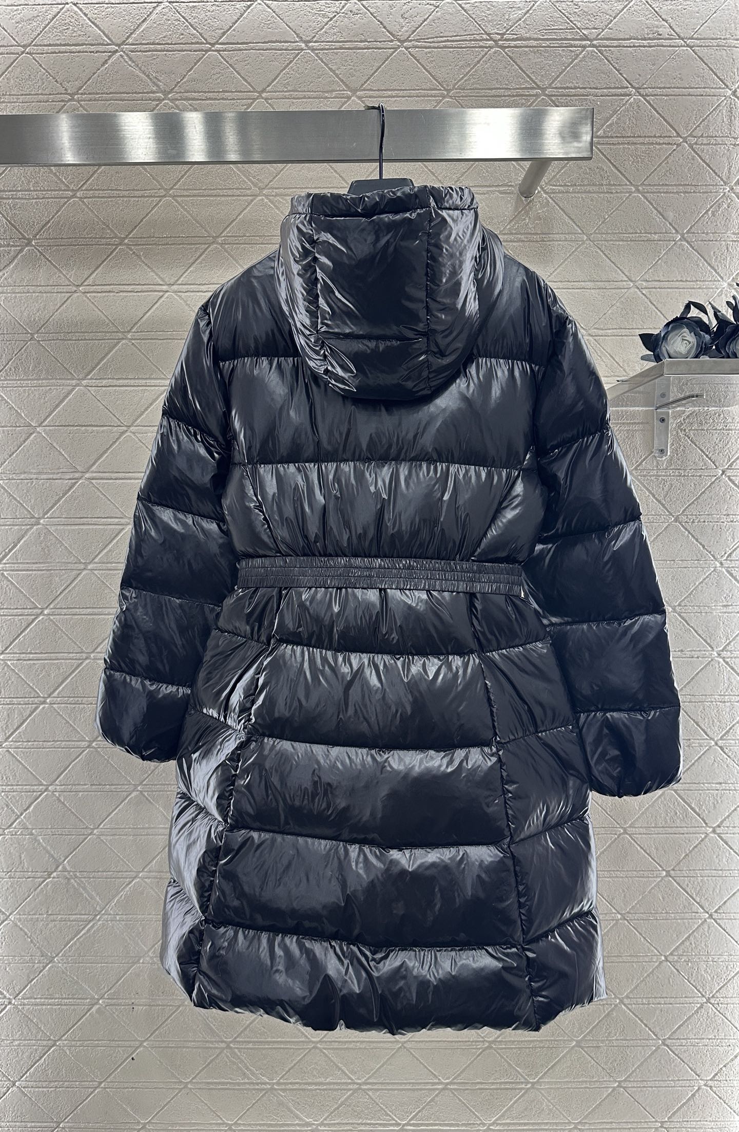 ♥Moncle*♥2025新品上架 连帽腰带长款羽绒外套定制YB防风防水尼龙材质，白鹅绒填充内里，整件轻