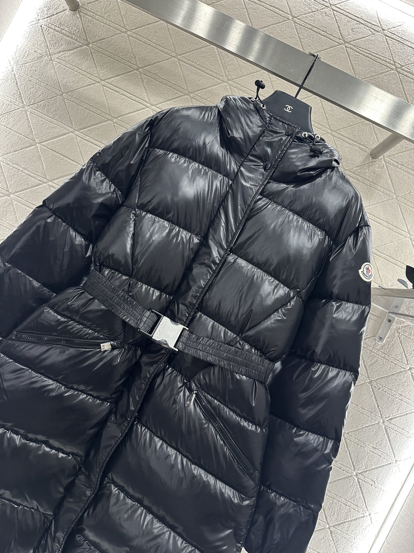 ♥Moncle*♥2025新品上架 连帽腰带长款羽绒外套定制YB防风防水尼龙材质，白鹅绒填充内里，整件轻