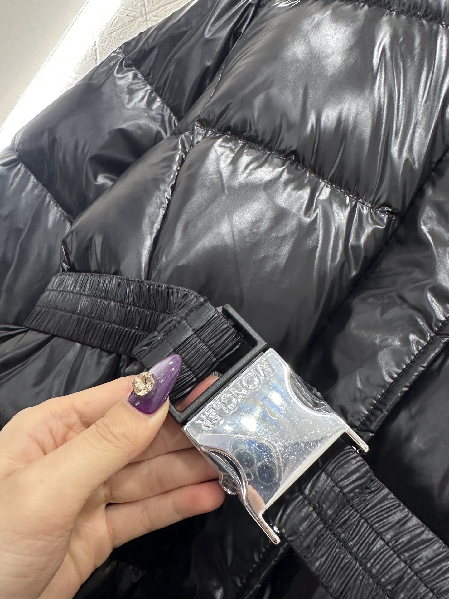 ♥Moncle*♥2025新品上架 连帽腰带长款羽绒外套定制YB防风防水尼龙材质，白鹅绒填充内里，整件轻