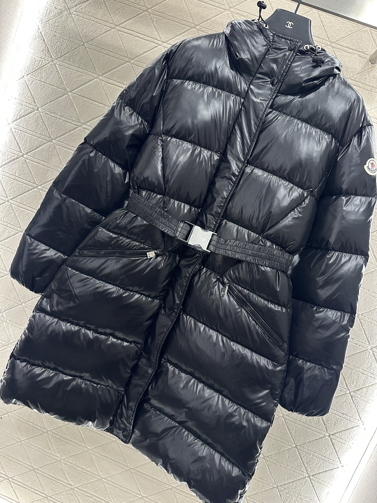 ♥Moncle*♥2025新品上架 连帽腰带长款羽绒外套定制YB防风防水尼龙材质，白鹅绒填充内里，整件轻