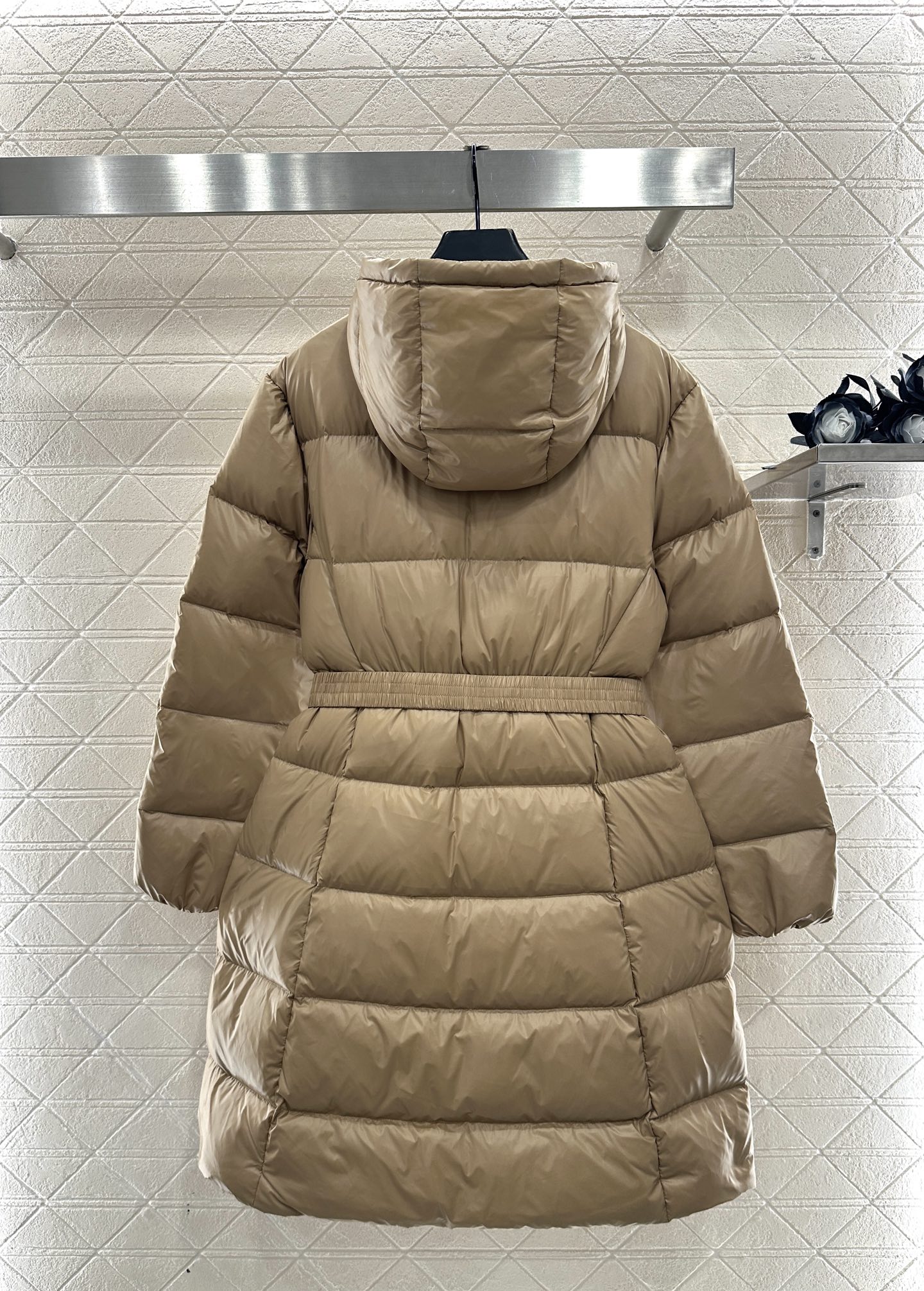 ♥Moncle*♥2025新品上架 连帽腰带长款羽绒外套定制YB防风防水尼龙材质，白鹅绒填充内里，整件轻