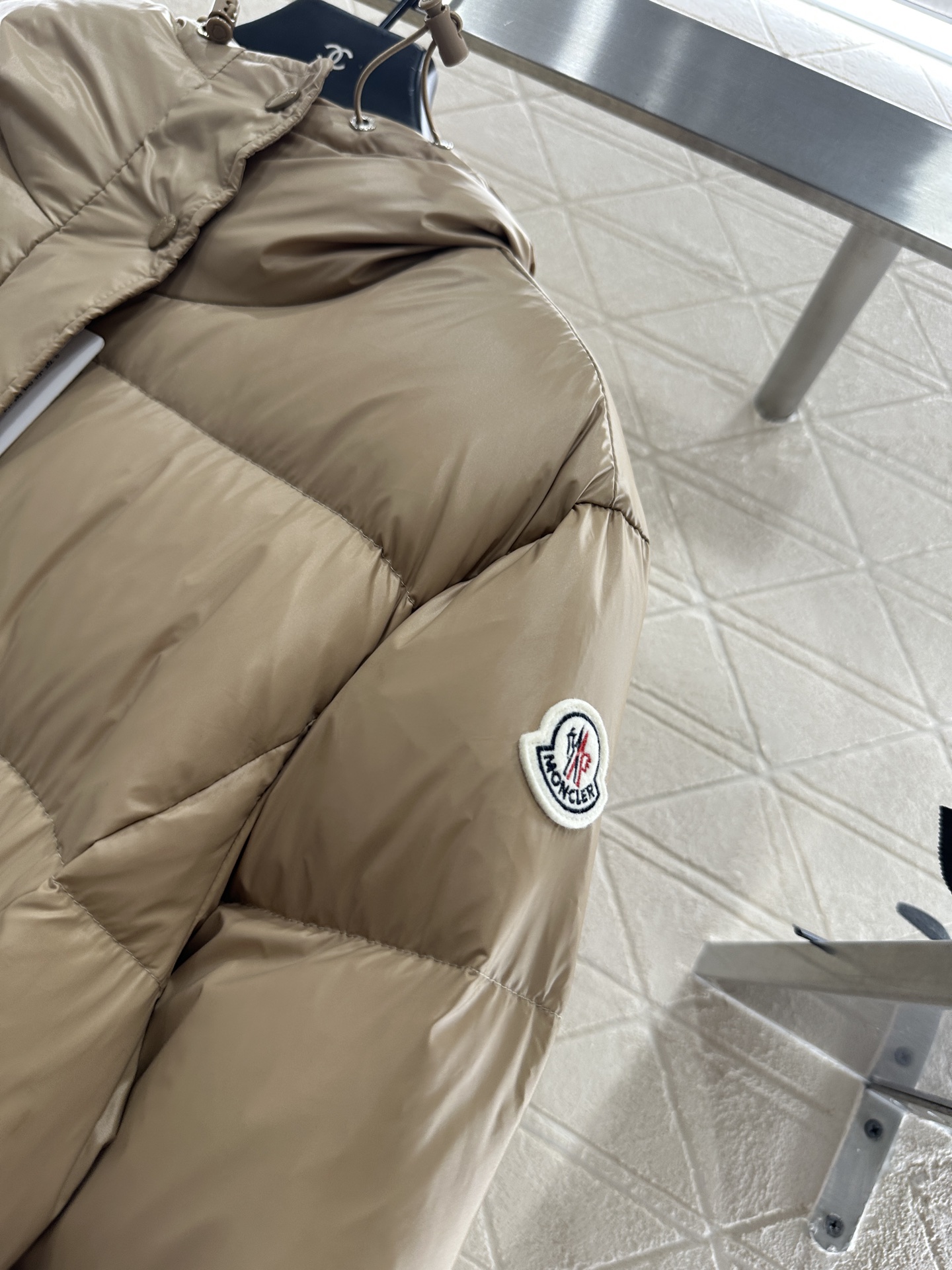 ♥Moncle*♥2025新品上架 连帽腰带长款羽绒外套定制YB防风防水尼龙材质，白鹅绒填充内里，整件轻