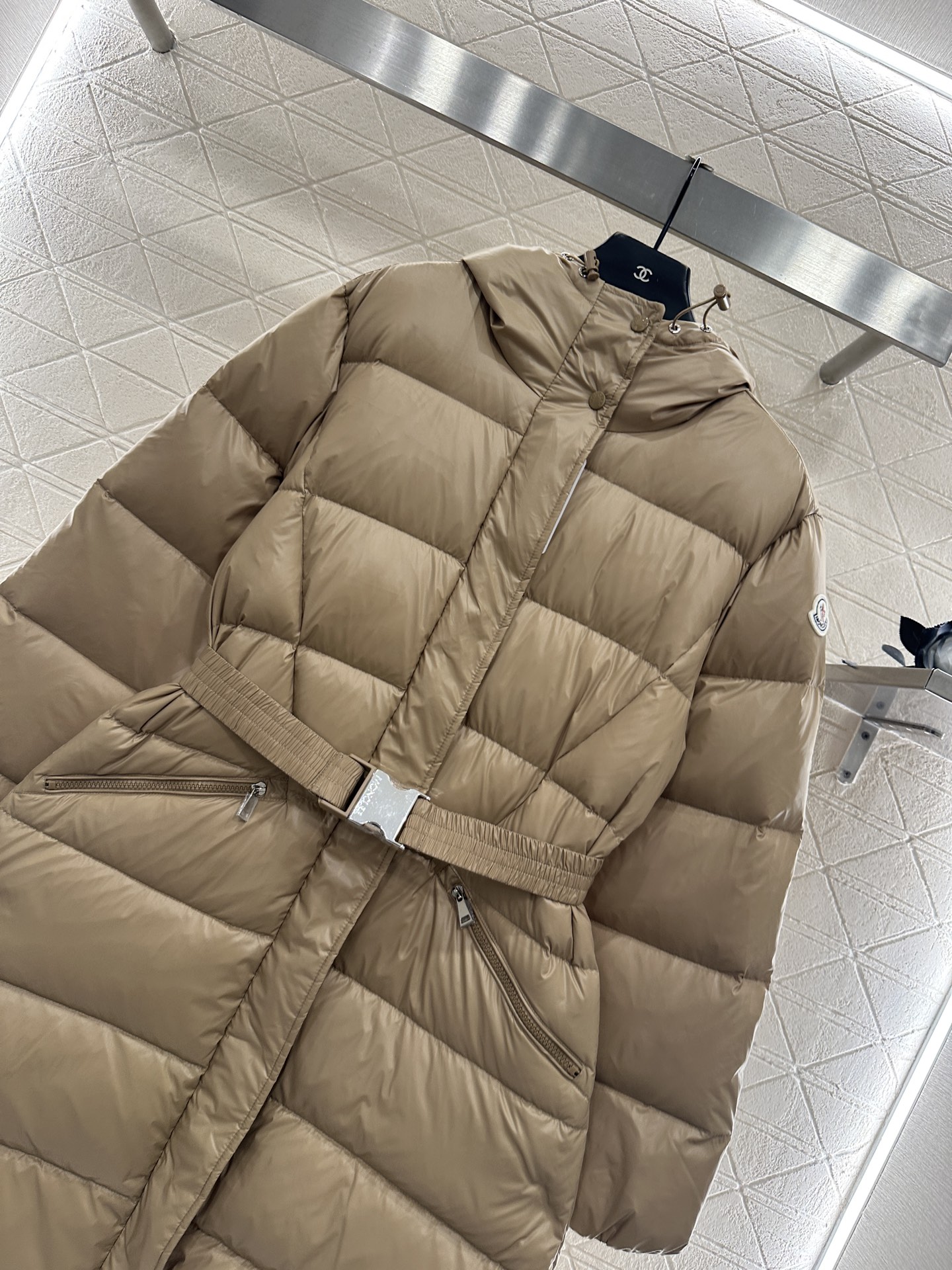 ♥Moncle*♥2025新品上架 连帽腰带长款羽绒外套定制YB防风防水尼龙材质，白鹅绒填充内里，整件轻