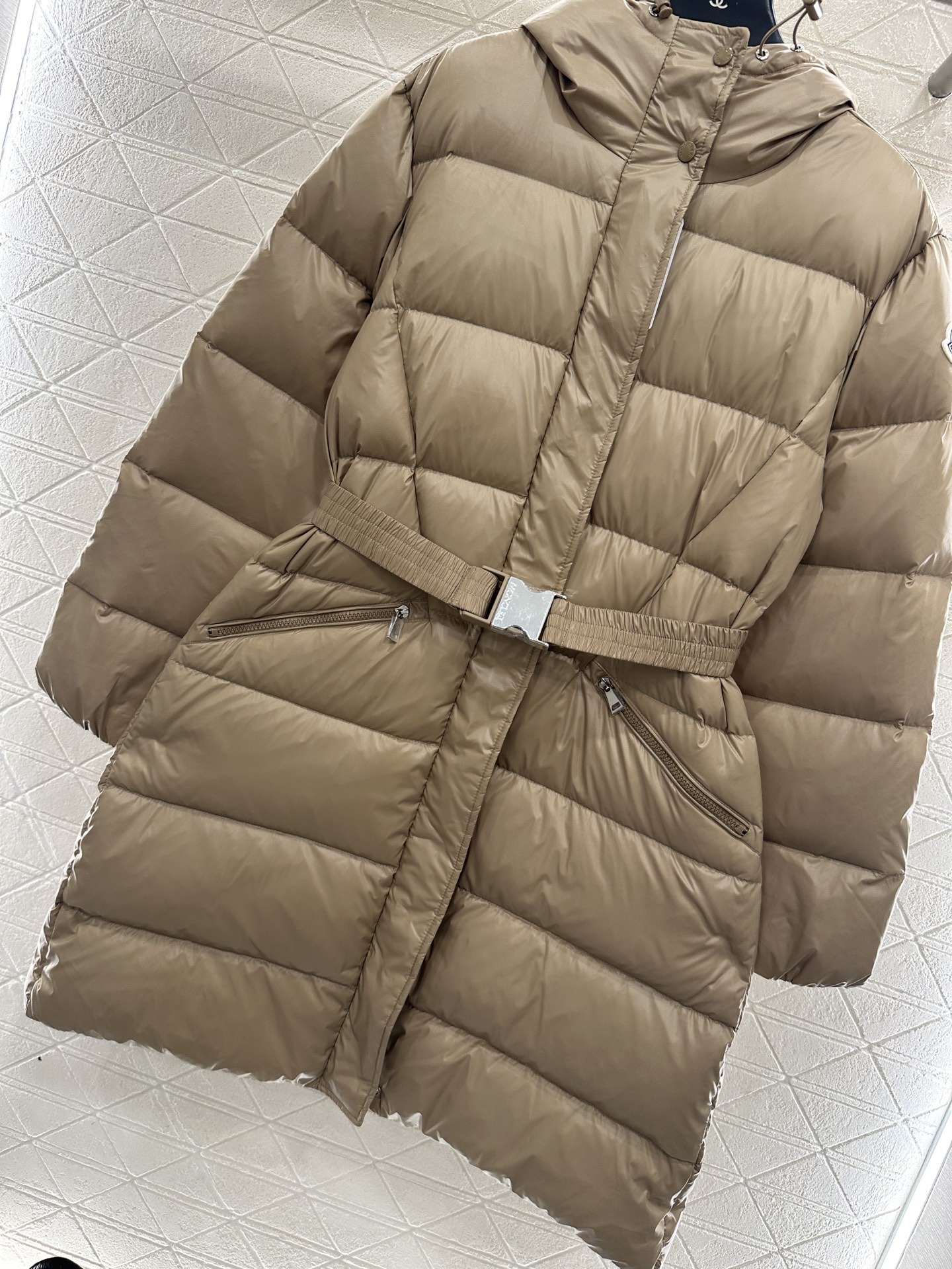 ♥Moncle*♥2025新品上架 连帽腰带长款羽绒外套定制YB防风防水尼龙材质，白鹅绒填充内里，整件轻