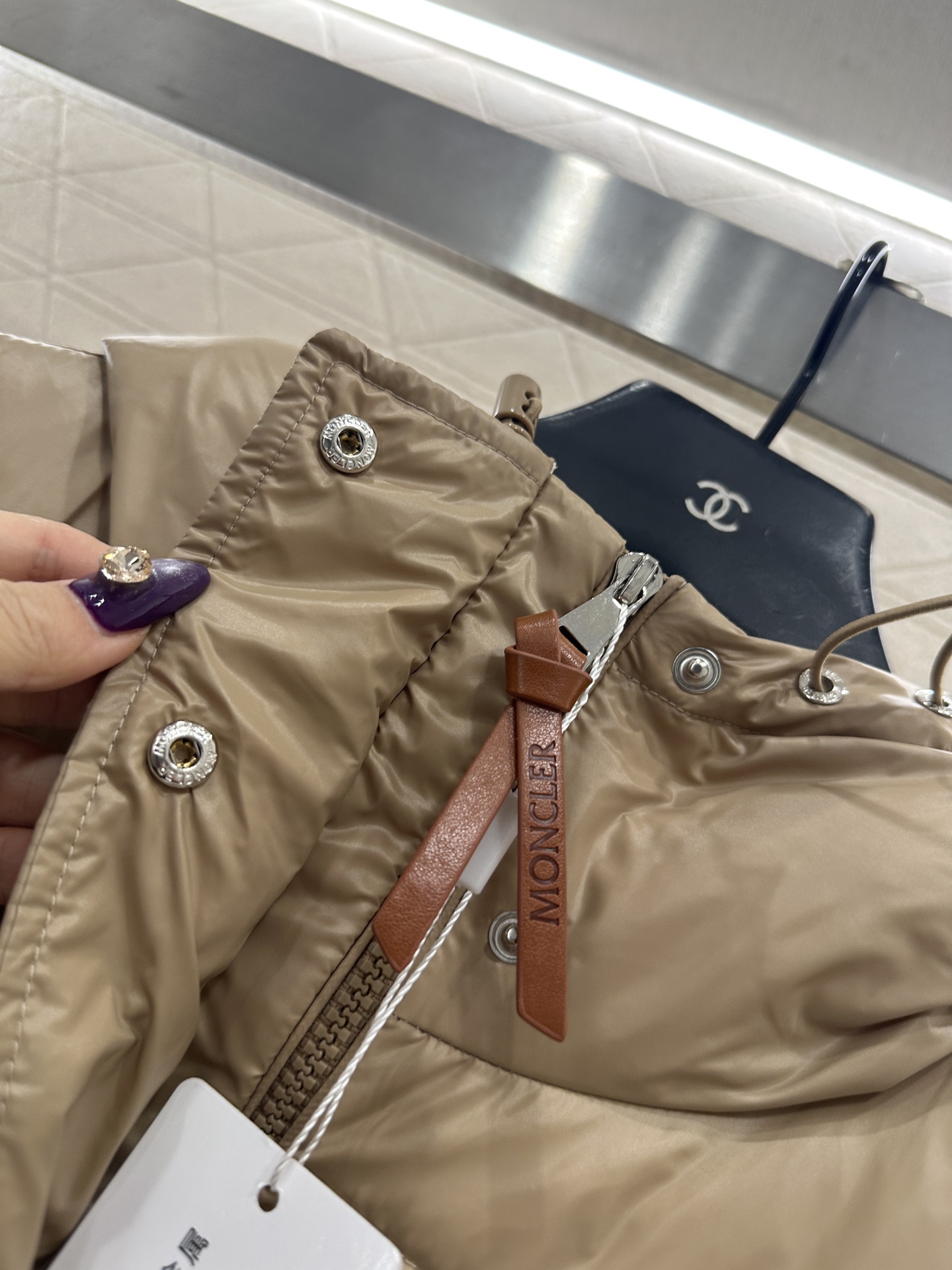 ♥Moncle*♥2025新品上架 连帽腰带长款羽绒外套定制YB防风防水尼龙材质，白鹅绒填充内里，整件轻