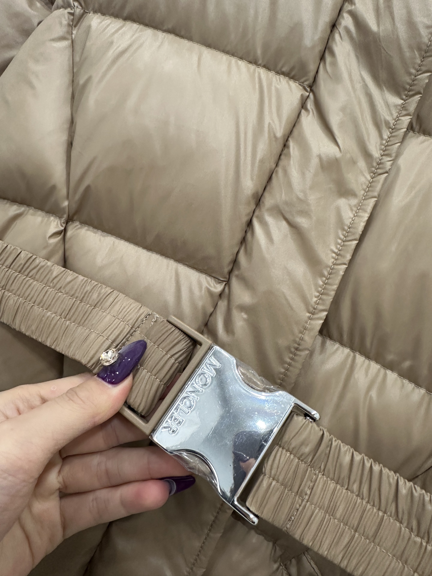 ♥Moncle*♥2025新品上架 连帽腰带长款羽绒外套定制YB防风防水尼龙材质，白鹅绒填充内里，整件轻